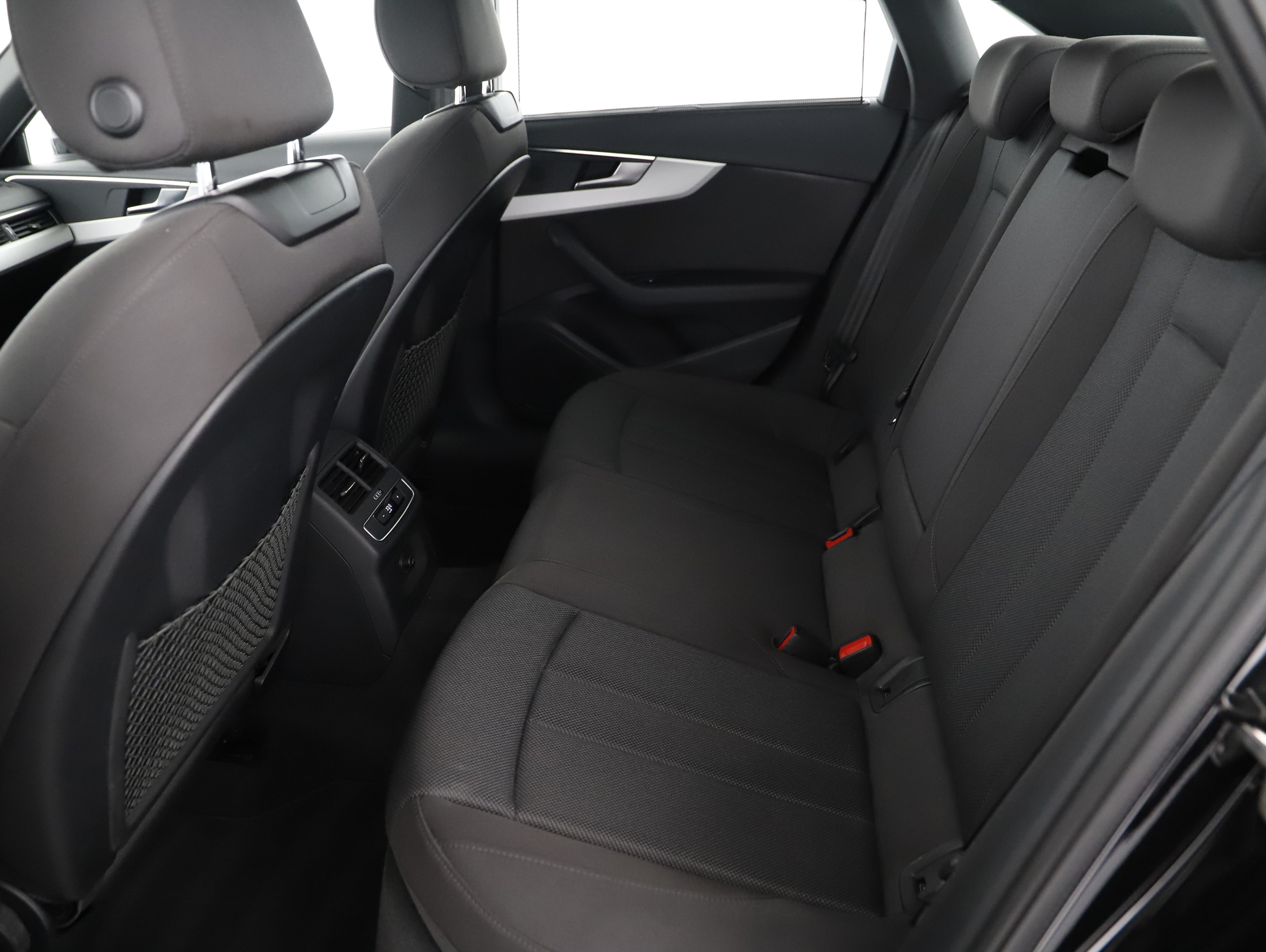 Audi A4 40 2.0 TDI quattro advanced | Bild 19 von 20