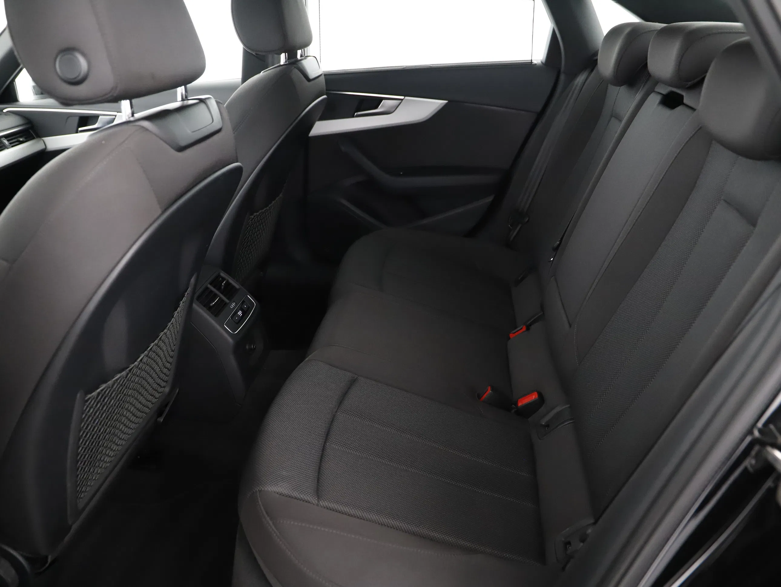 Audi A4 40 2.0 TDI quattro advanced | Bild 19 von 20