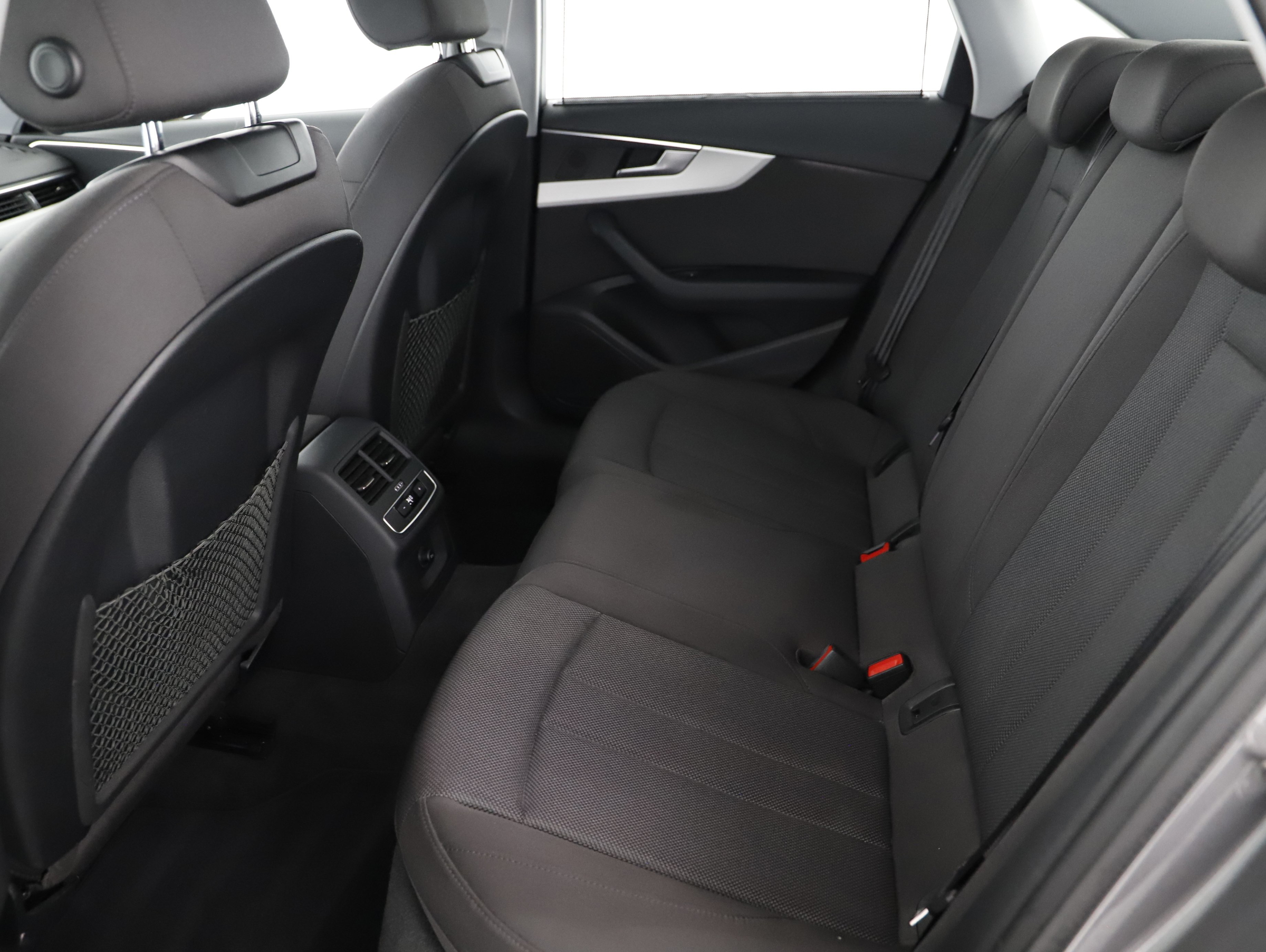 Audi A4 35 2.0 TDI advanced | Bild 10 von 26