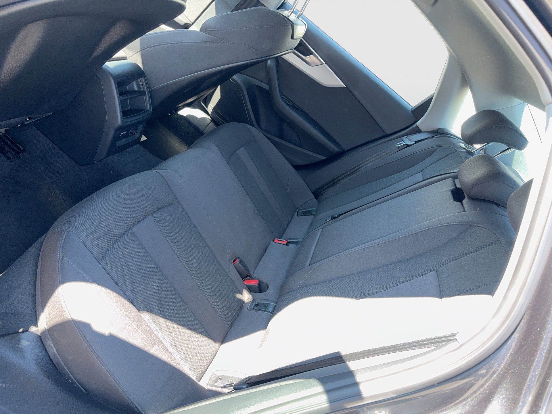 Audi A4 35 2.0 TDI S-Line | Bild 18 von 21