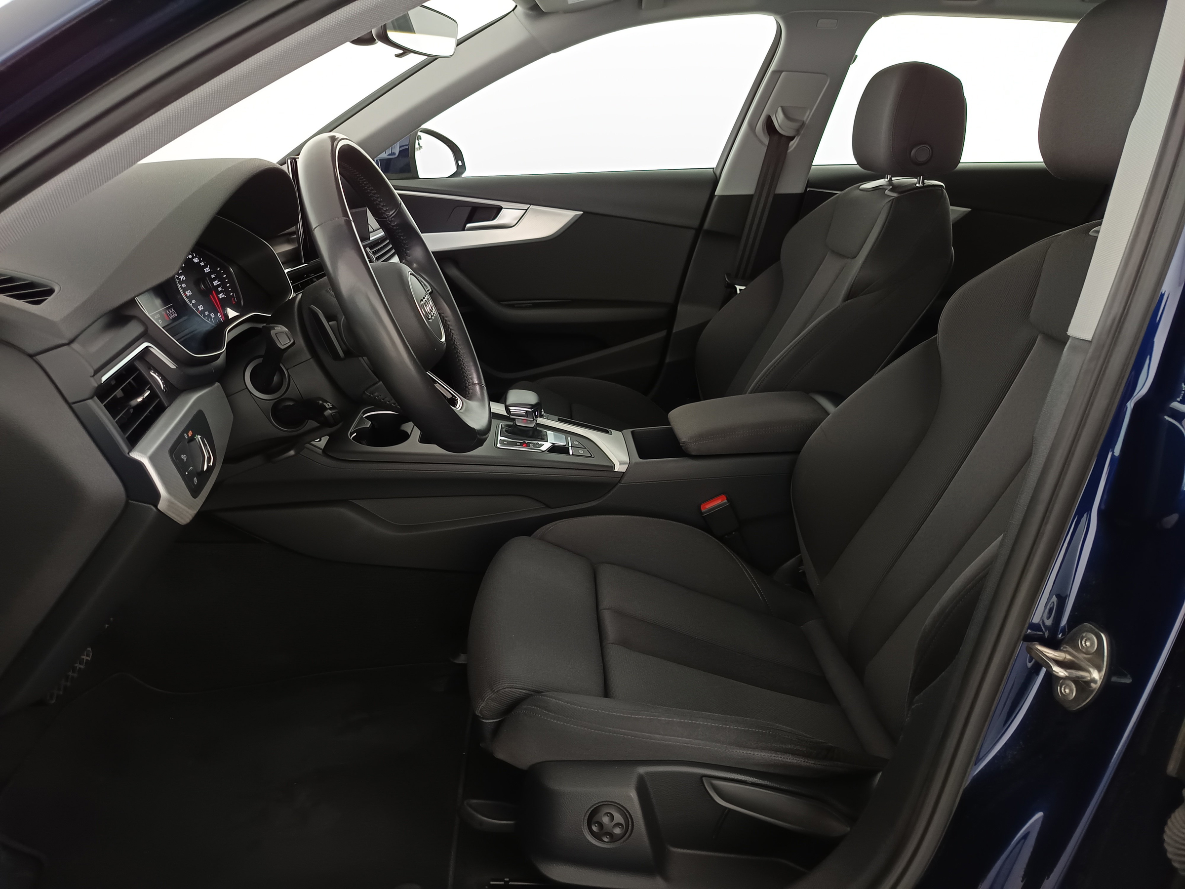 Audi A4 Avant 40 2.0 TDI quattro | Bild 13 von 31