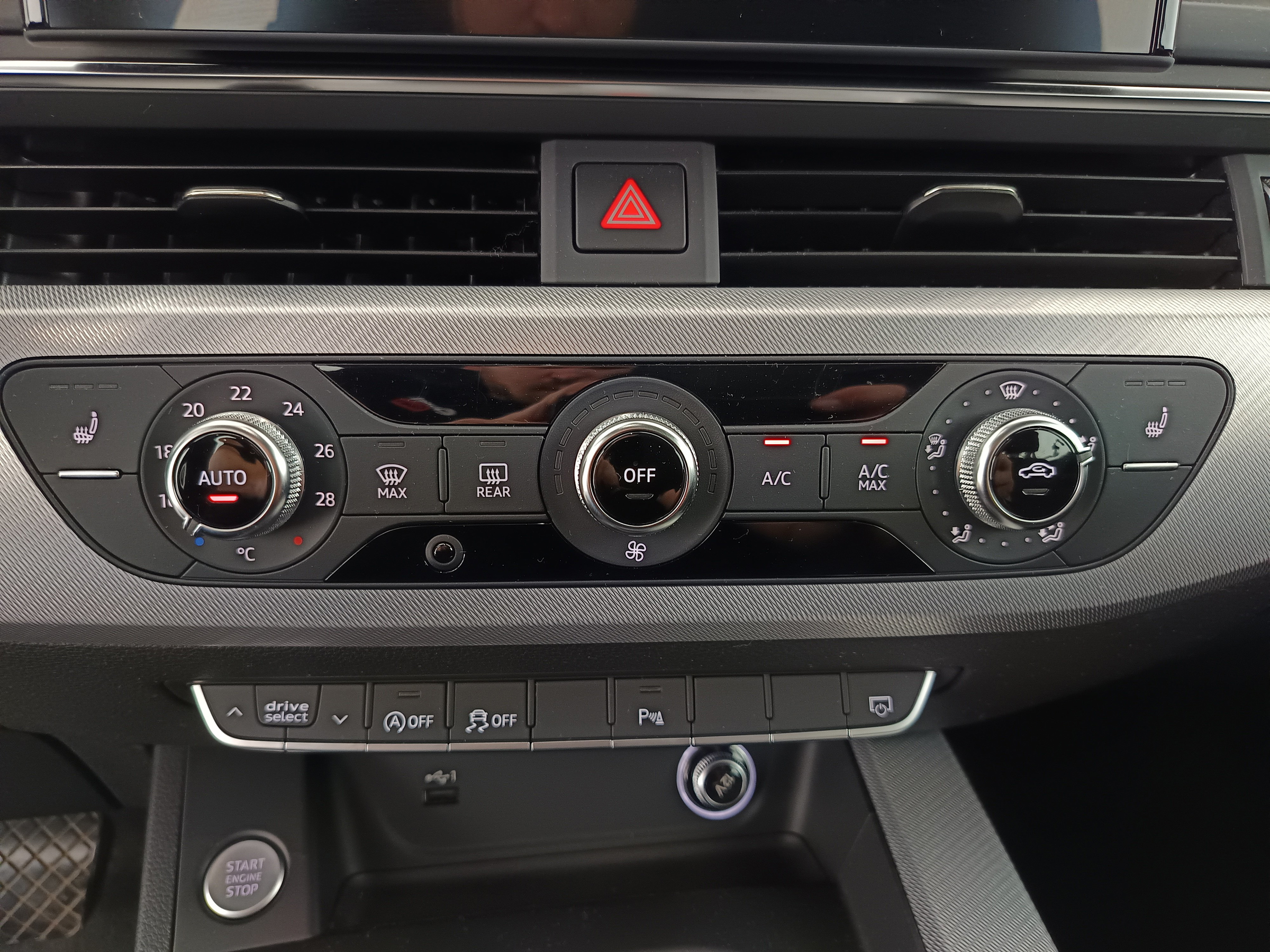 Audi A4 Avant 40 2.0 TDI quattro | Bild 27 von 31