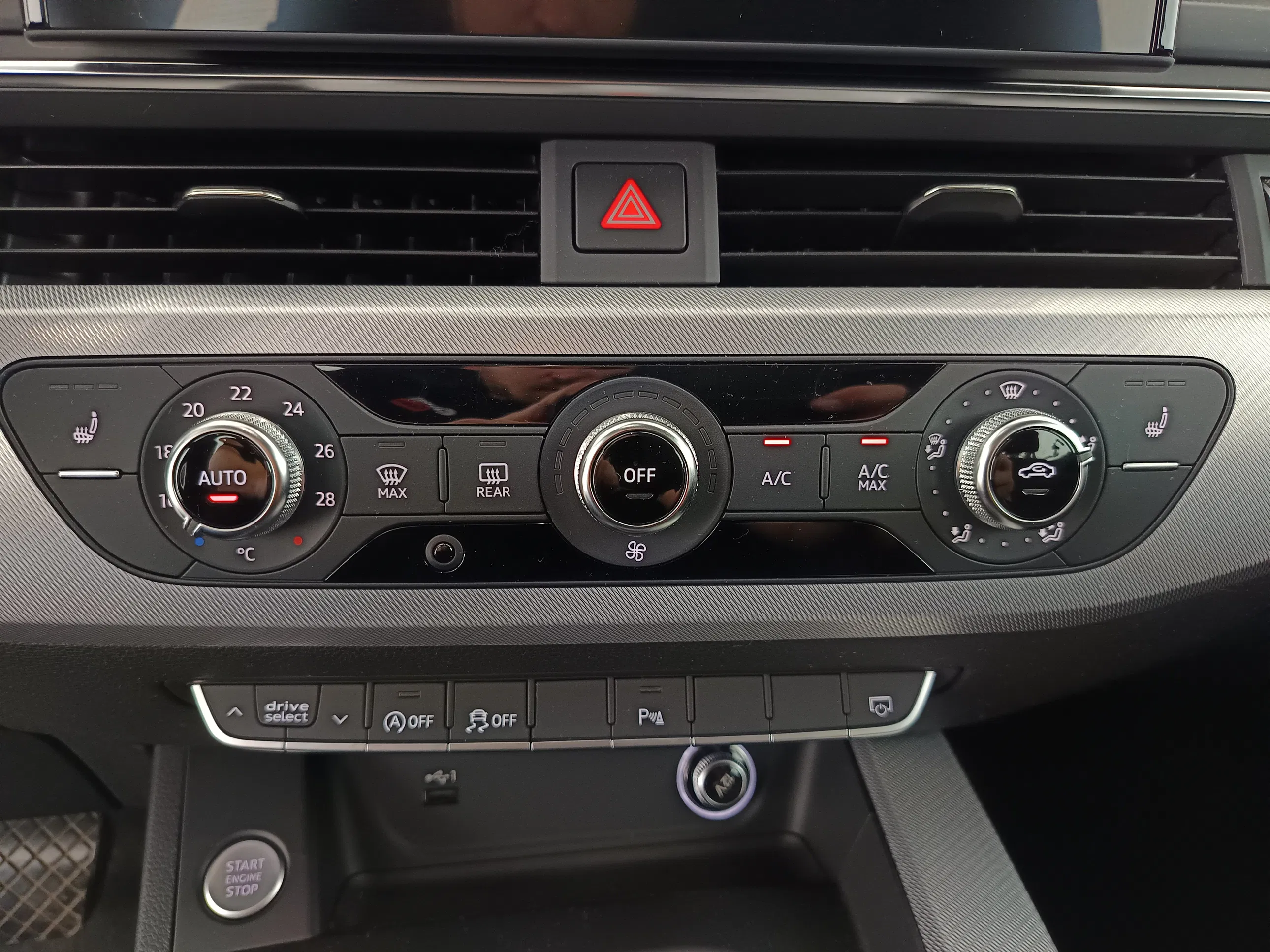 Audi A4 Avant 40 2.0 TDI quattro | Bild 27 von 31