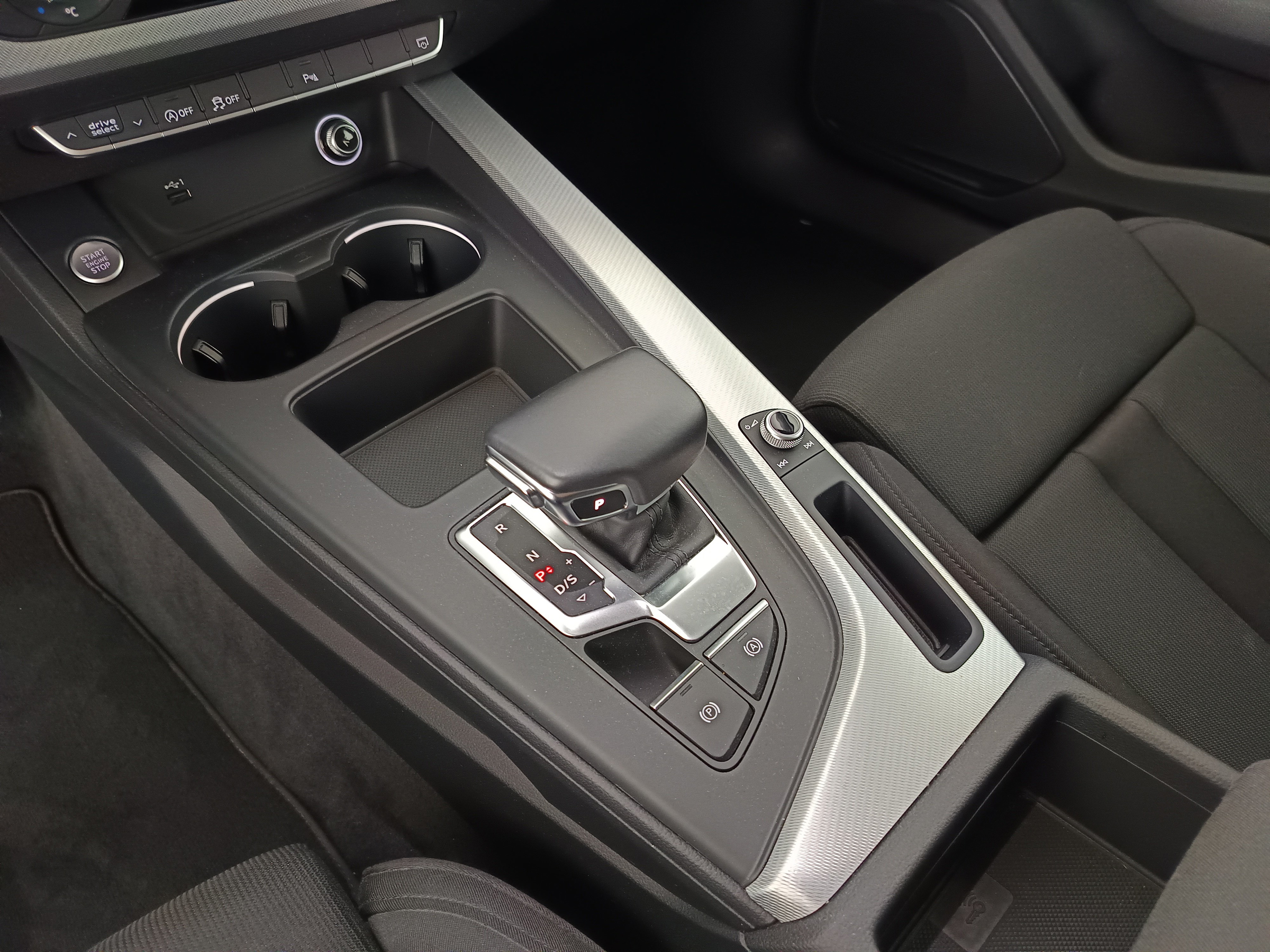 Audi A4 Avant 40 2.0 TDI quattro | Bild 28 von 31