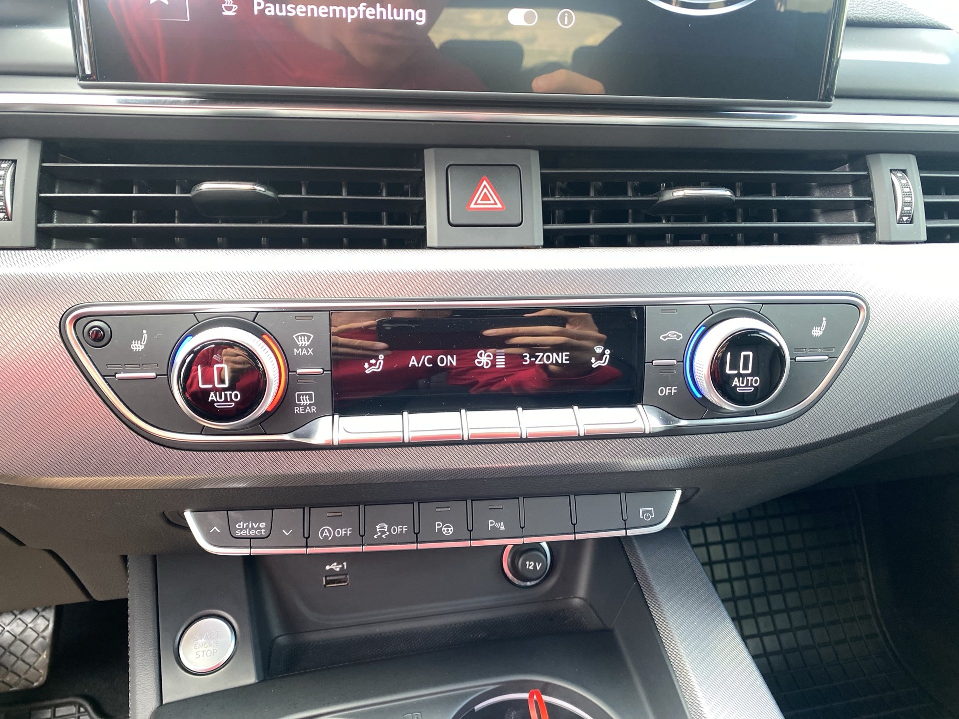 Audi A4 Avant 40 2.0 TDI quattro | Bild 19 von 24