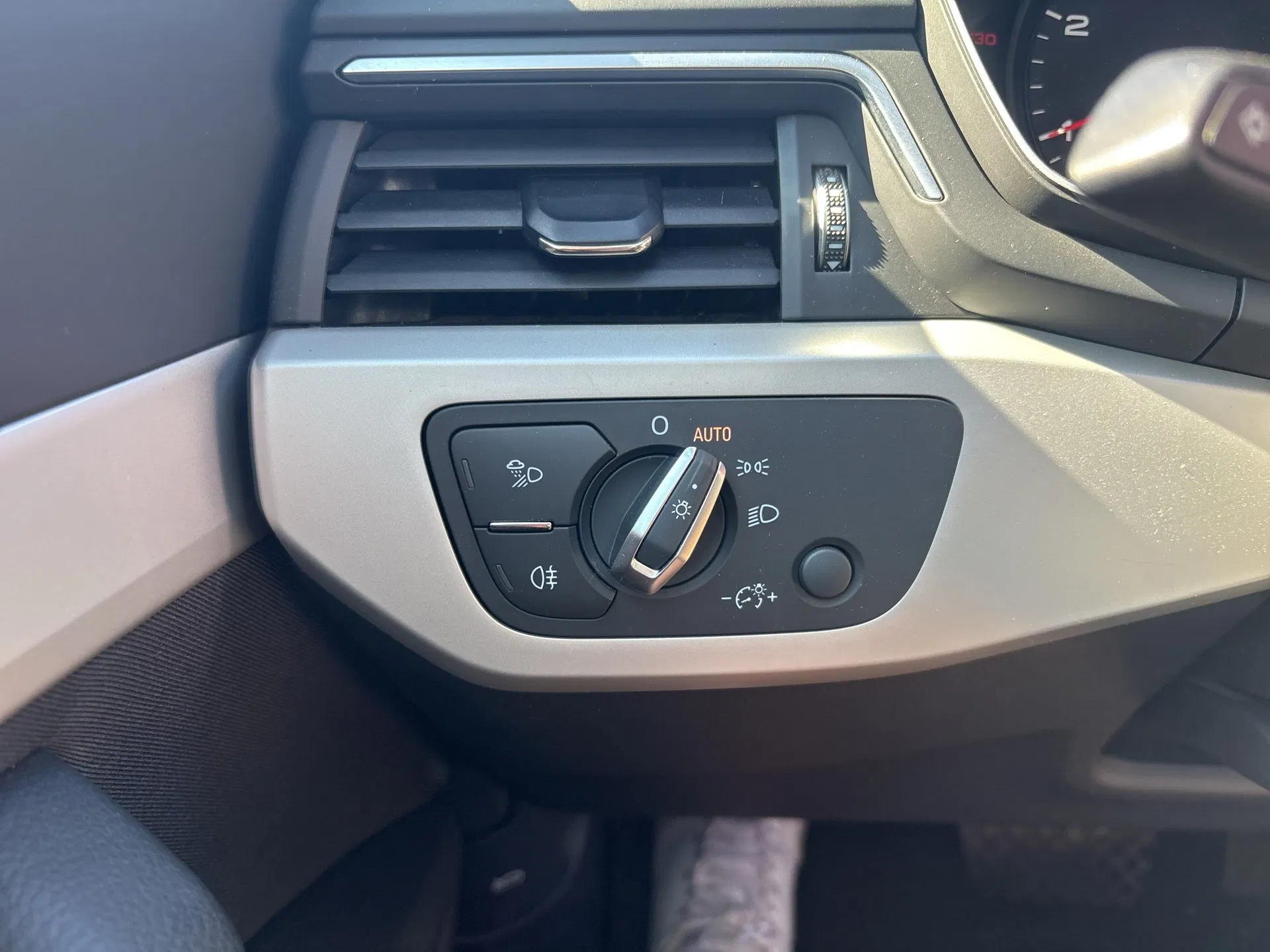 Audi A4 Avant 30 2.0 TDI | Bild 10 von 22