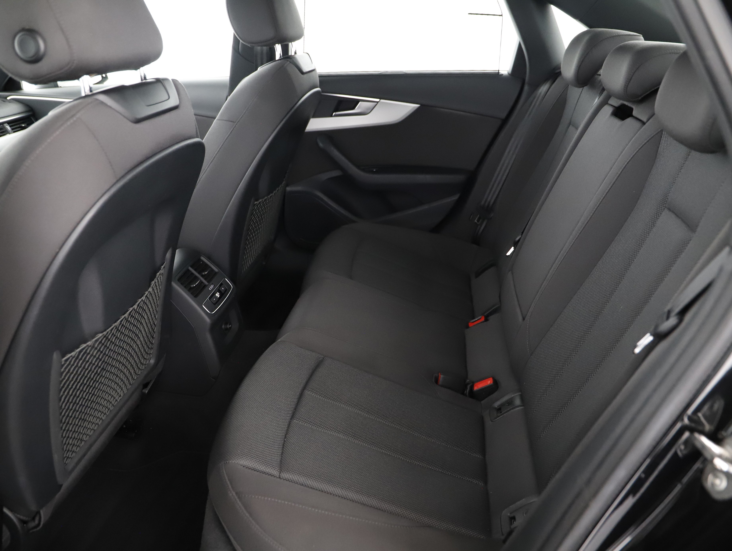Audi A4 40 2.0 TDI advanced | Bild 2 von 3