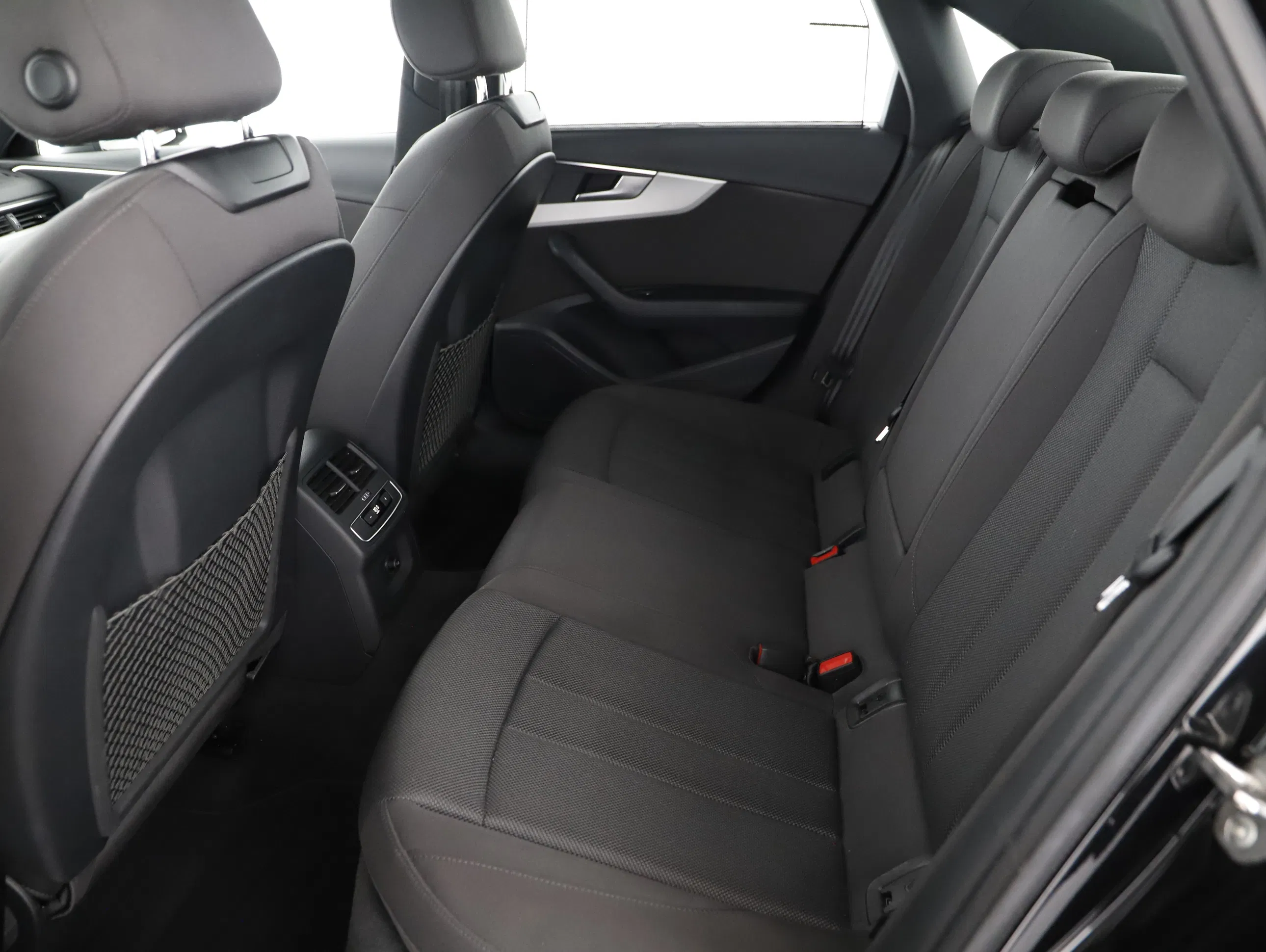 Audi A4 40 2.0 TDI advanced | Bild 2 von 3