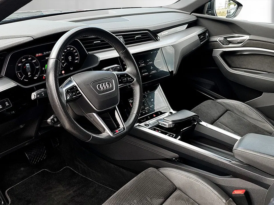 Audi e-tron 55 quattro Basis | Bild 8 von 25
