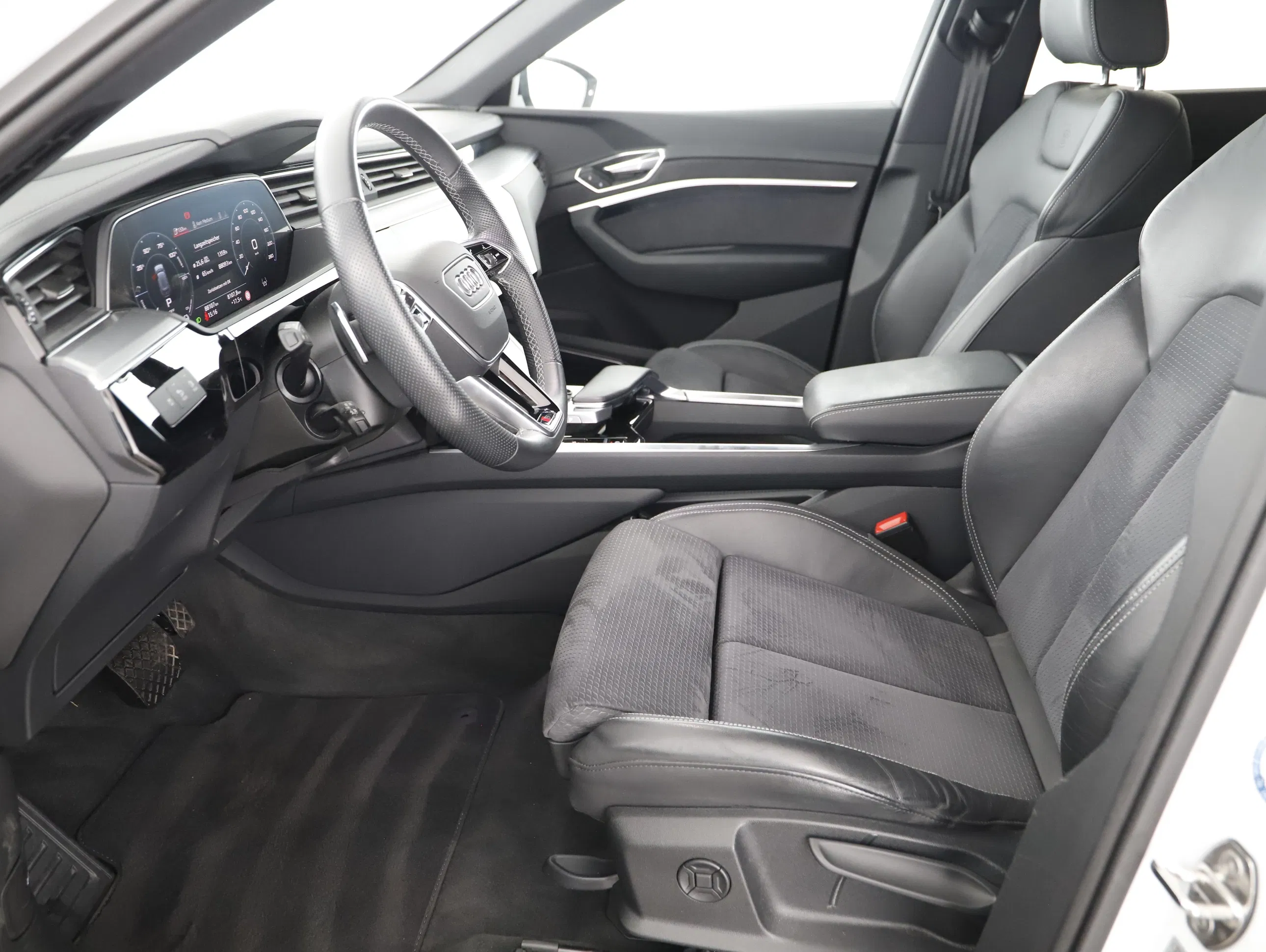 Audi e-tron 55 quattro S-Line | Bild 1 von 23