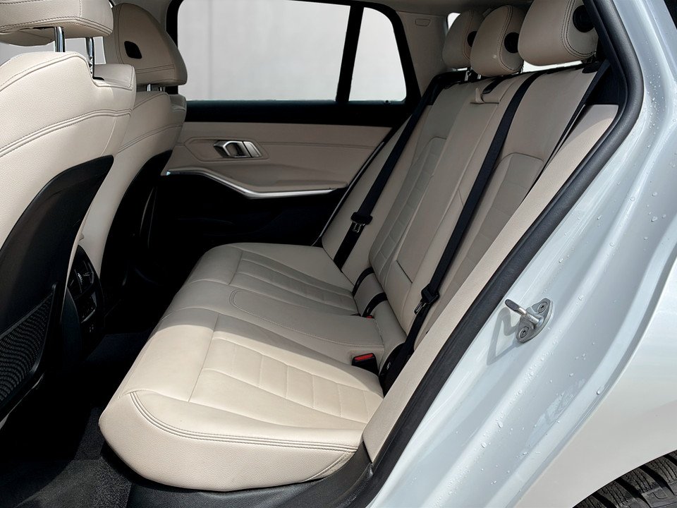 BMW 320d xDrive Touring Luxury Line | Bild 23 von 26