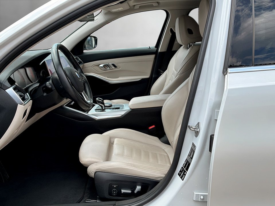 BMW 320d xDrive Touring Luxury Line | Bild 11 von 26