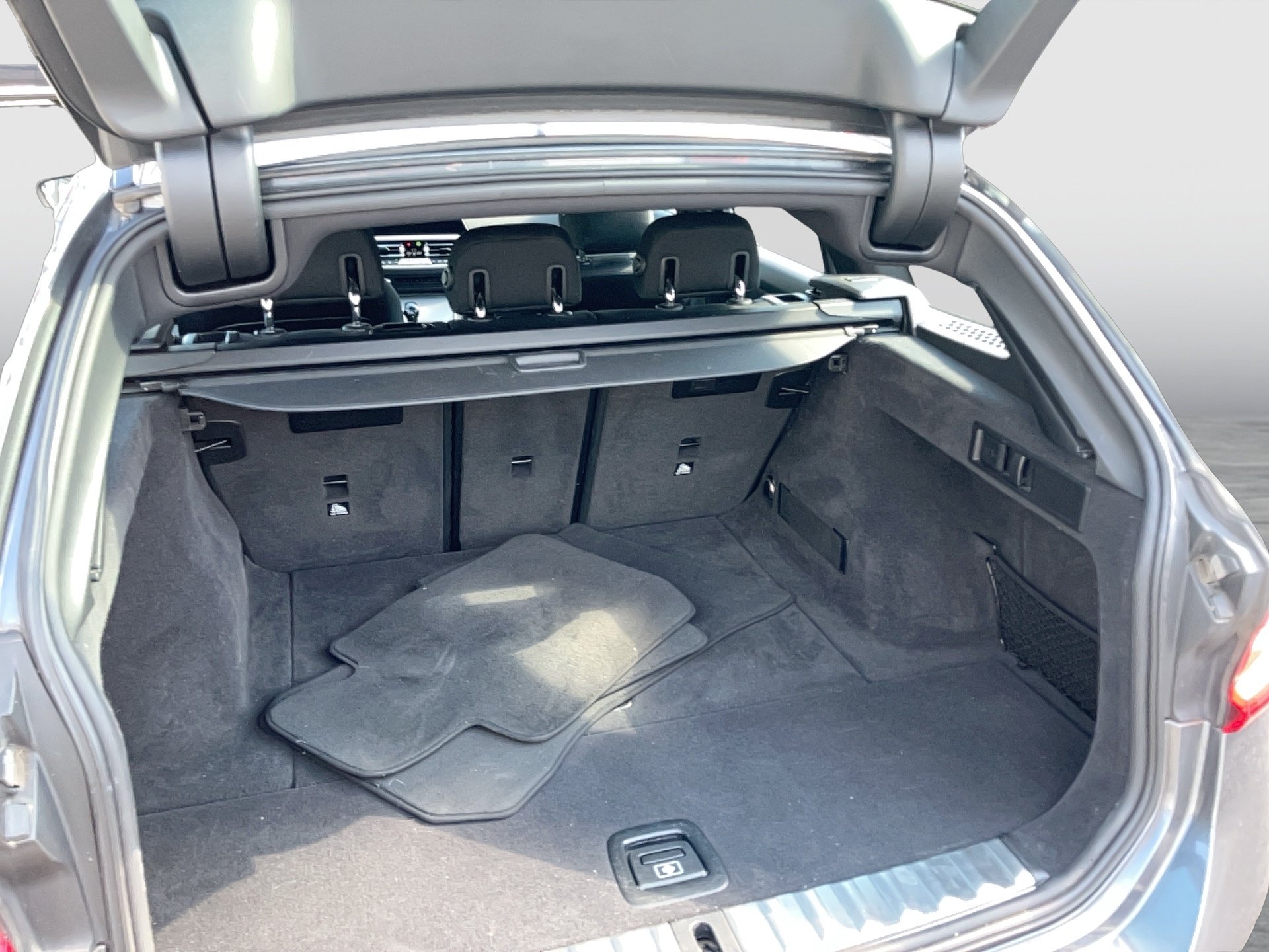 BMW 318d 48 V Touring Aut. | Bild 24 von 28