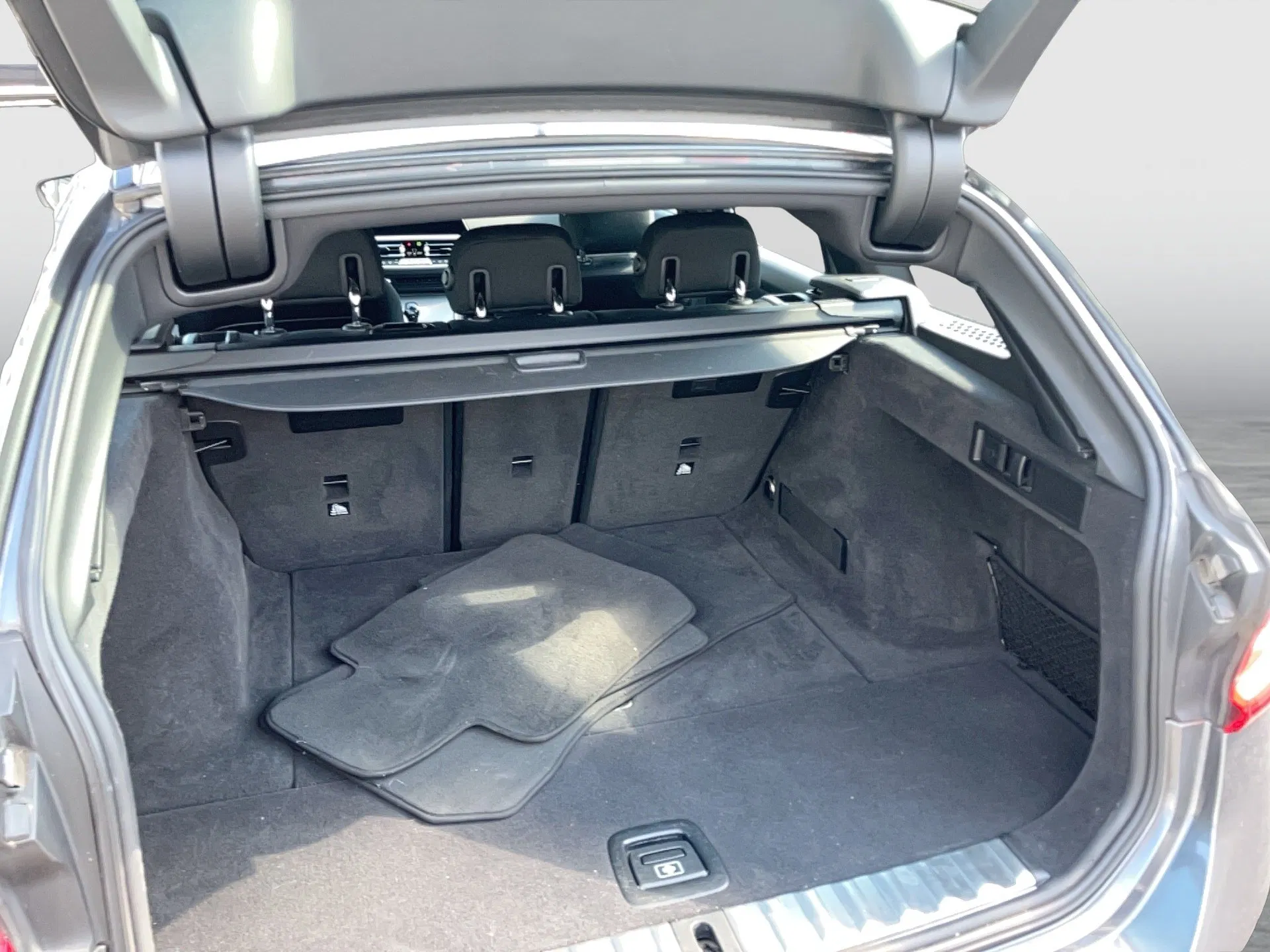 BMW 318d 48 V Touring Aut. | Bild 24 von 28