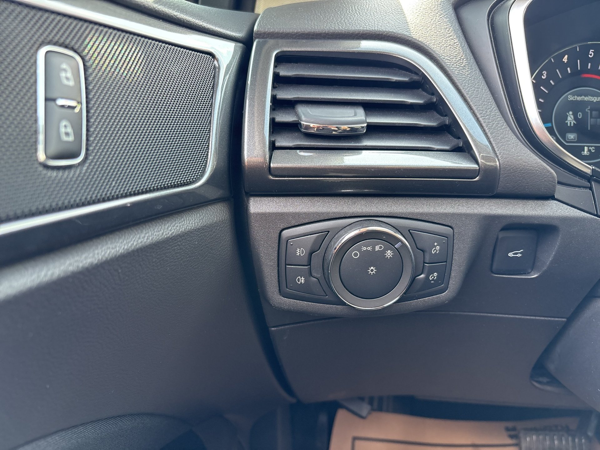 Ford Mondeo Traveller 2.0 EcoBlue TEMP) Titanium | Bild 8 von 21