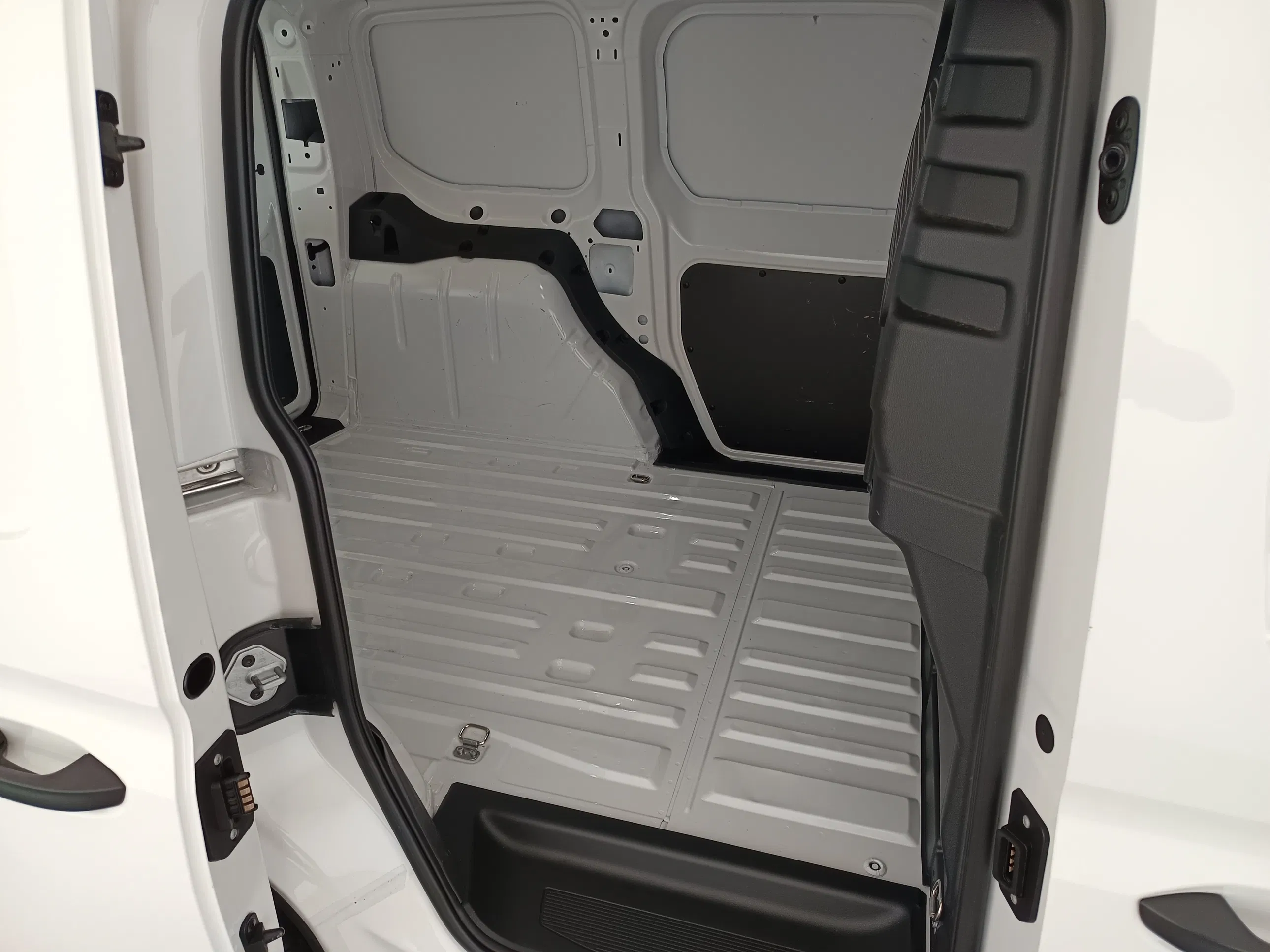 VW Caddy Cargo TDI | Bild 25 von 28