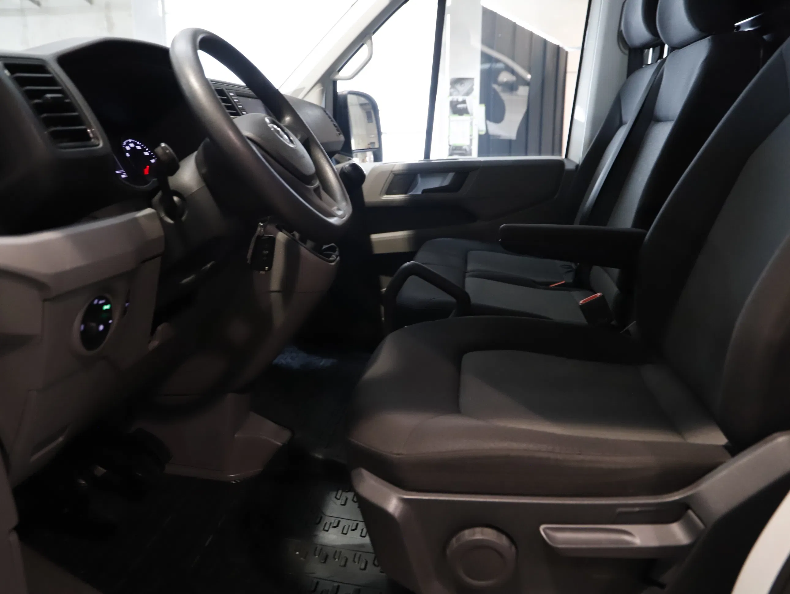 VW Crafter 35 2.0 TDI Kasten FWD mittellang Hochdach | Bild 1 von 25