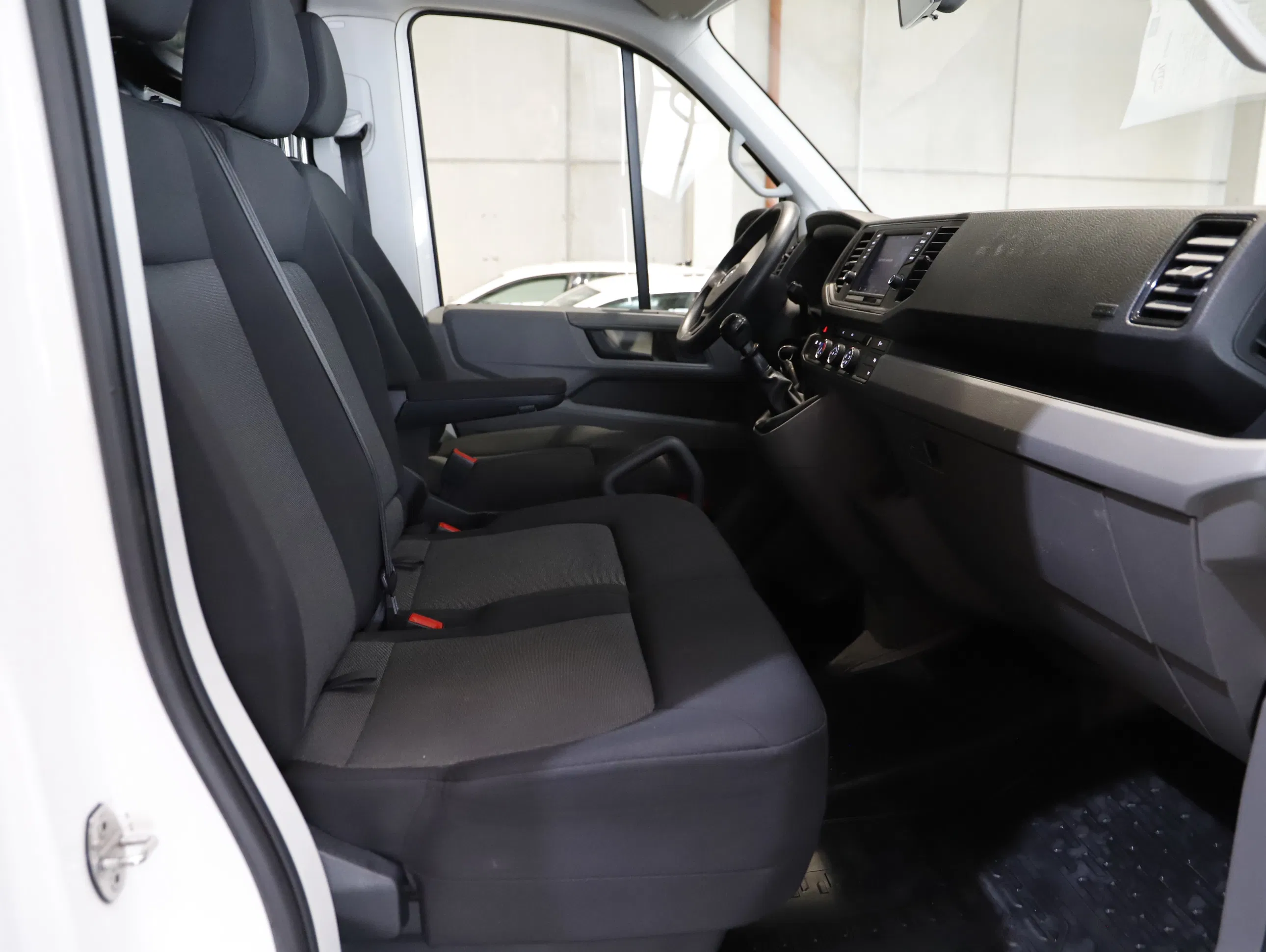 VW Crafter 35 2.0 TDI Kasten FWD mittellang Hochdach | Bild 2 von 25