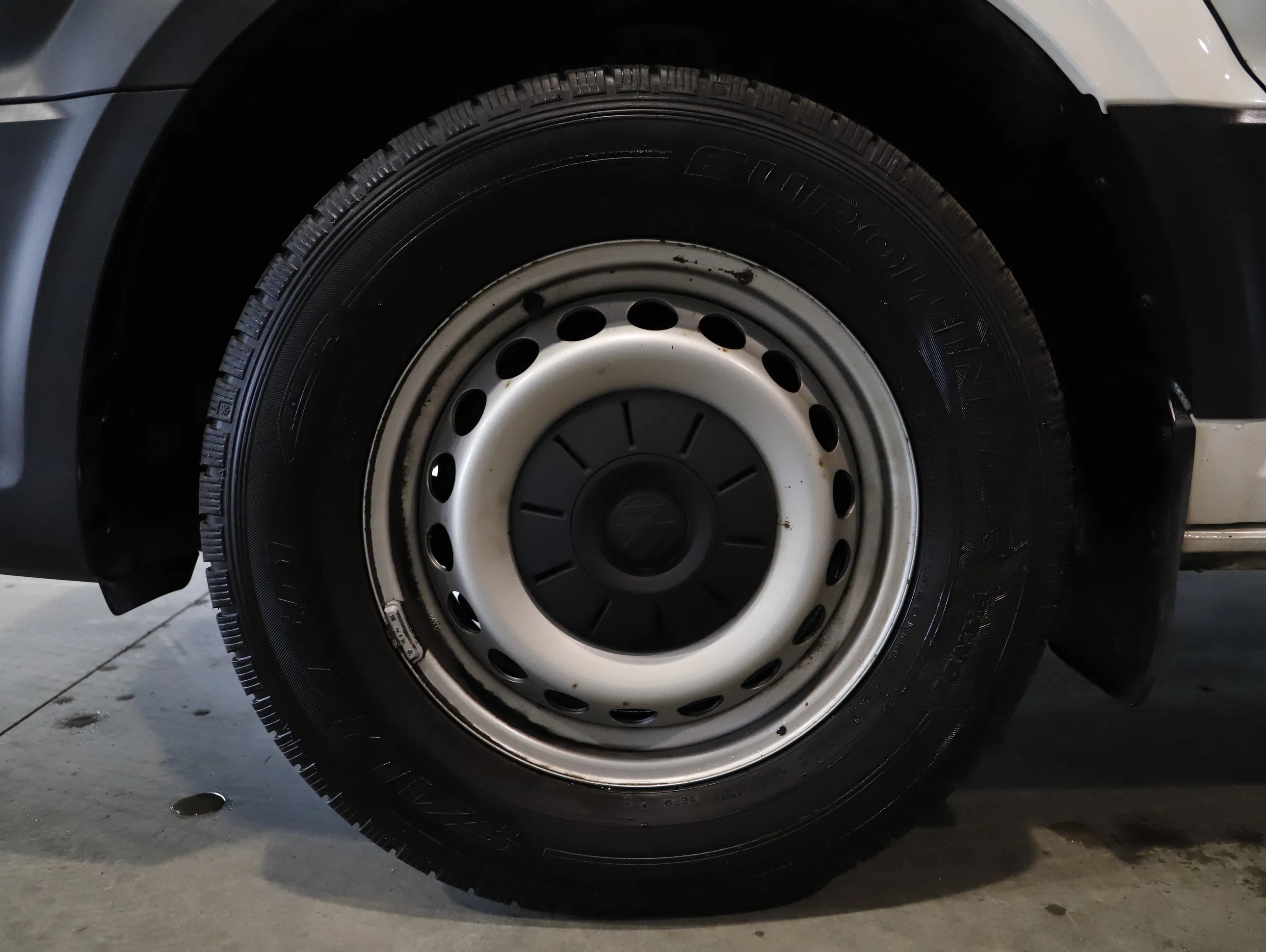 VW Crafter 35 2.0 TDI Kasten FWD mittellang Hochdach | Bild 24 von 25