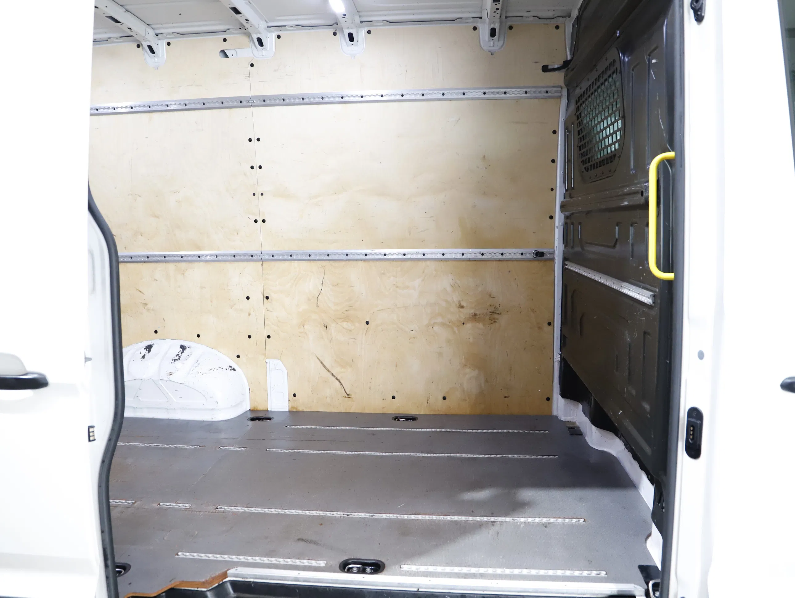 VW Crafter 35 2.0 TDI Kasten FWD mittellang Hochdach | Bild 3 von 25