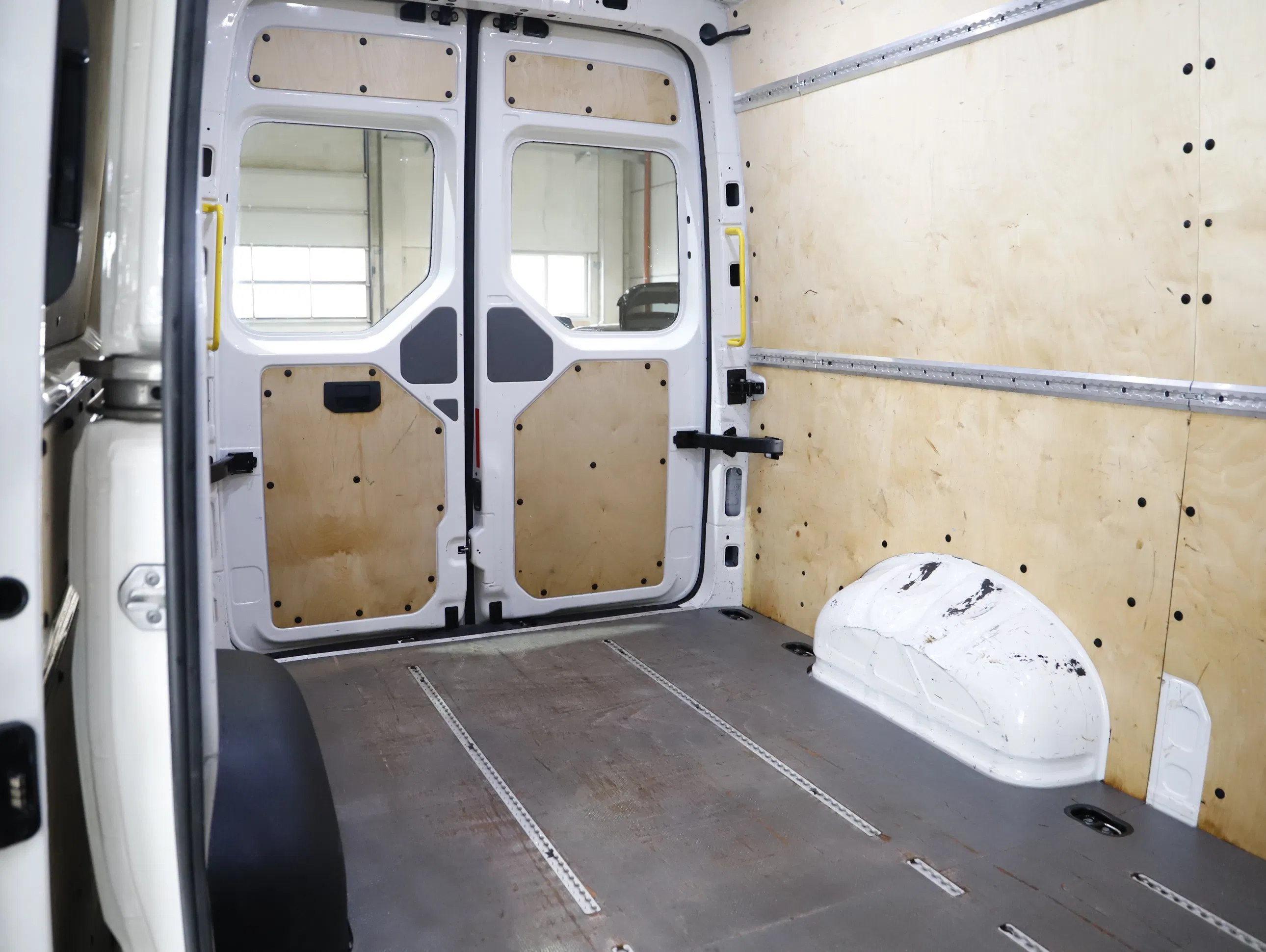 VW Crafter 35 2.0 TDI Kasten FWD mittellang Hochdach | Bild 4 von 25