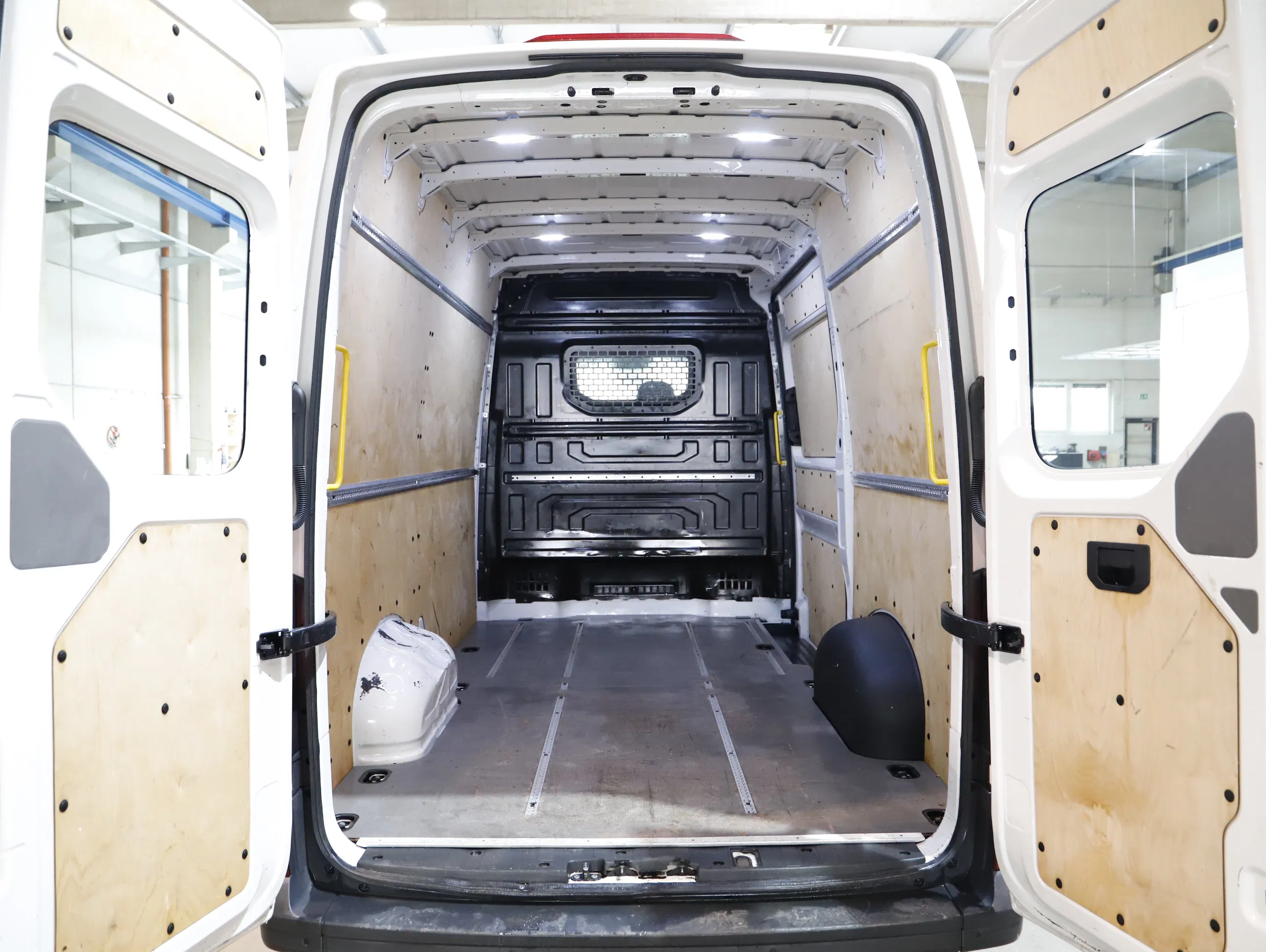 VW Crafter 35 2.0 TDI Kasten FWD mittellang Hochdach | Bild 5 von 25