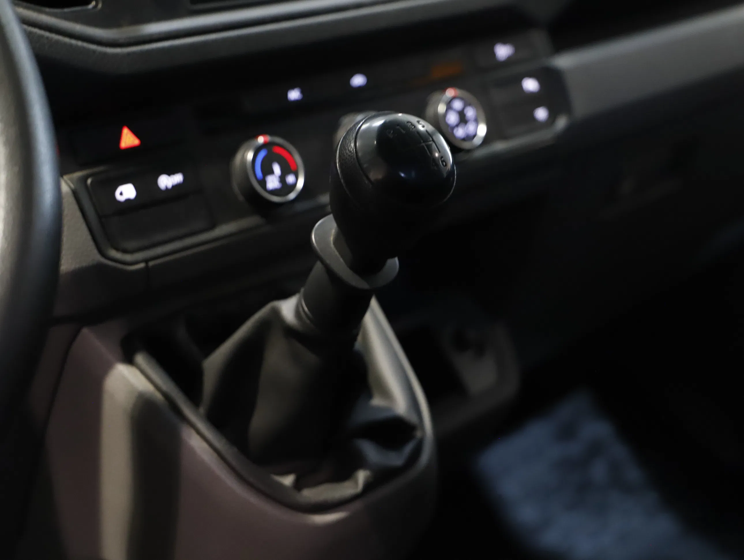 VW Crafter 35 2.0 TDI Kasten FWD mittellang Hochdach | Bild 7 von 25