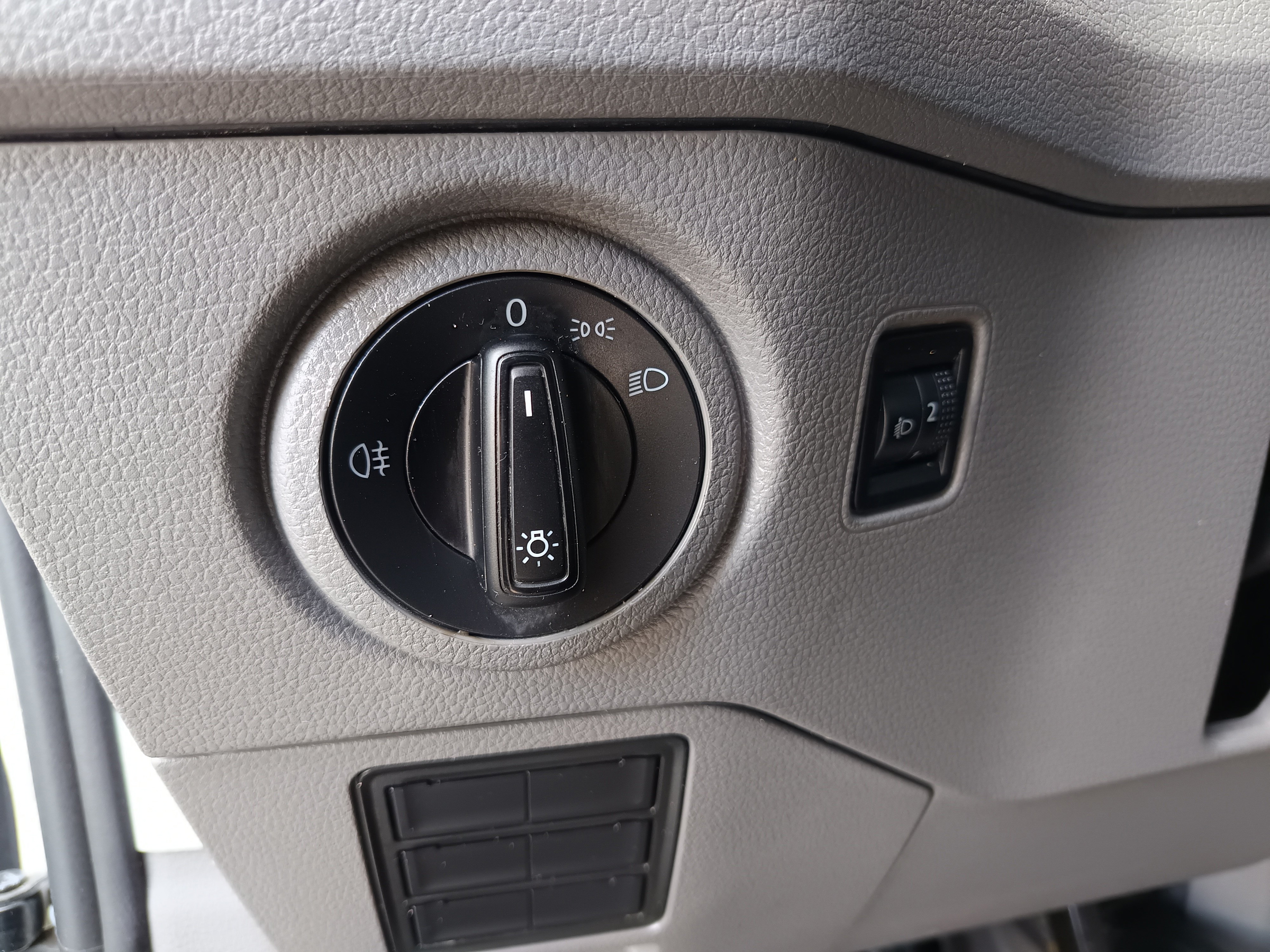 VW Crafter 30 2.0 TDI Kasten FWD mittellang | Bild 12 von 24