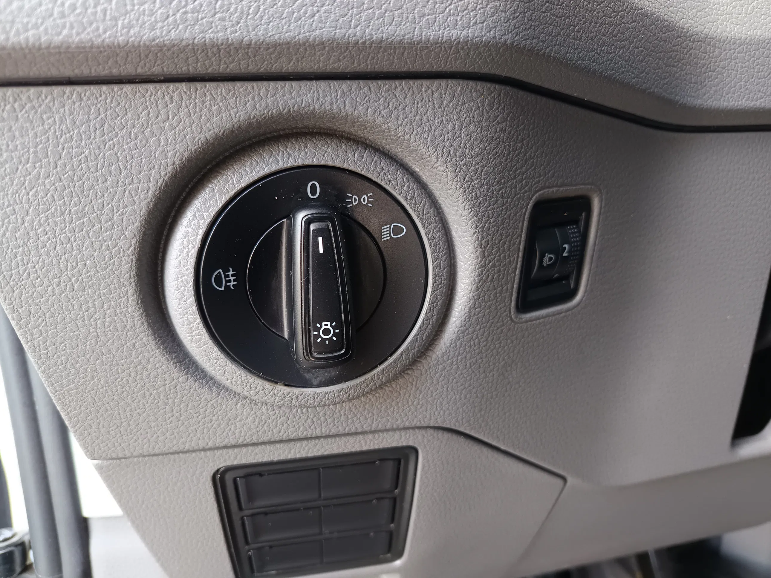 VW Crafter 30 2.0 TDI Kasten FWD mittellang | Bild 12 von 24