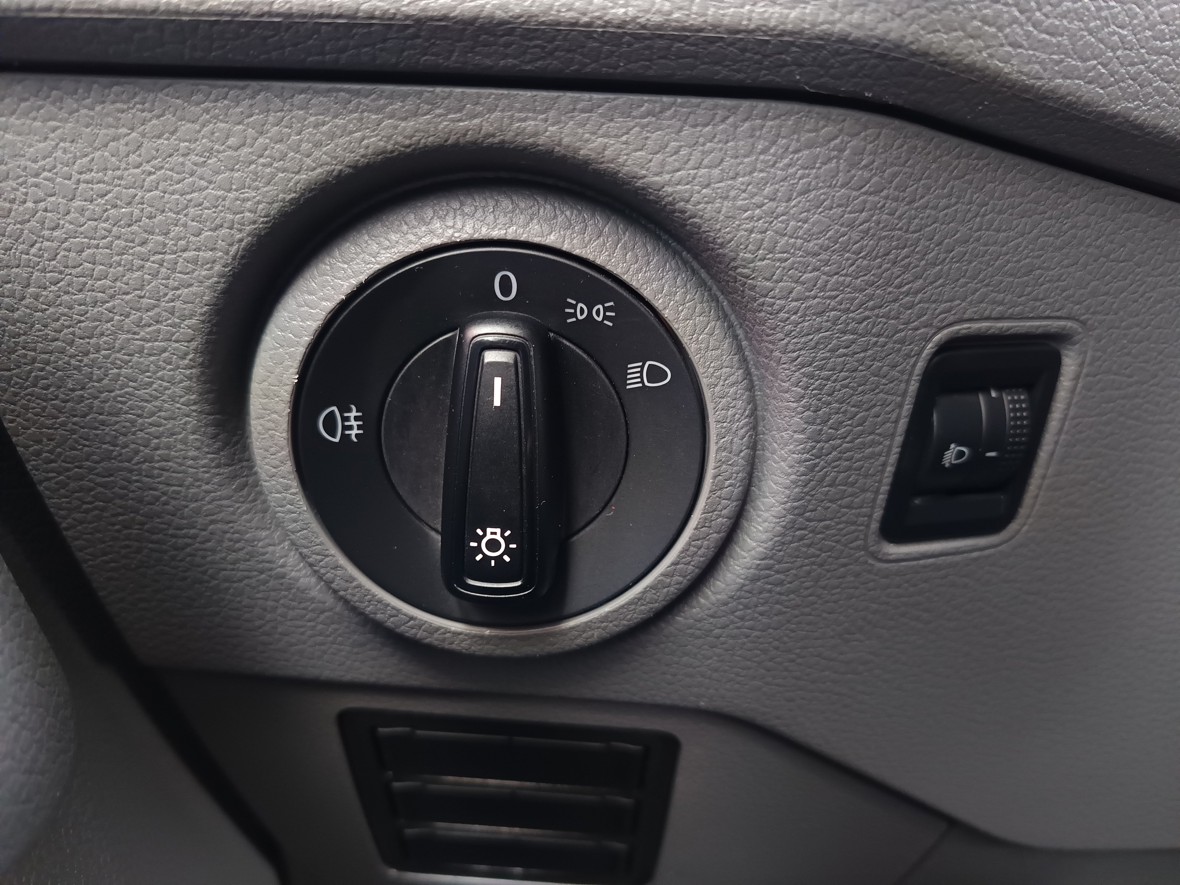 VW Crafter 30 2.0 TDI Kasten FWD L3H3 | Bild 9 von 21