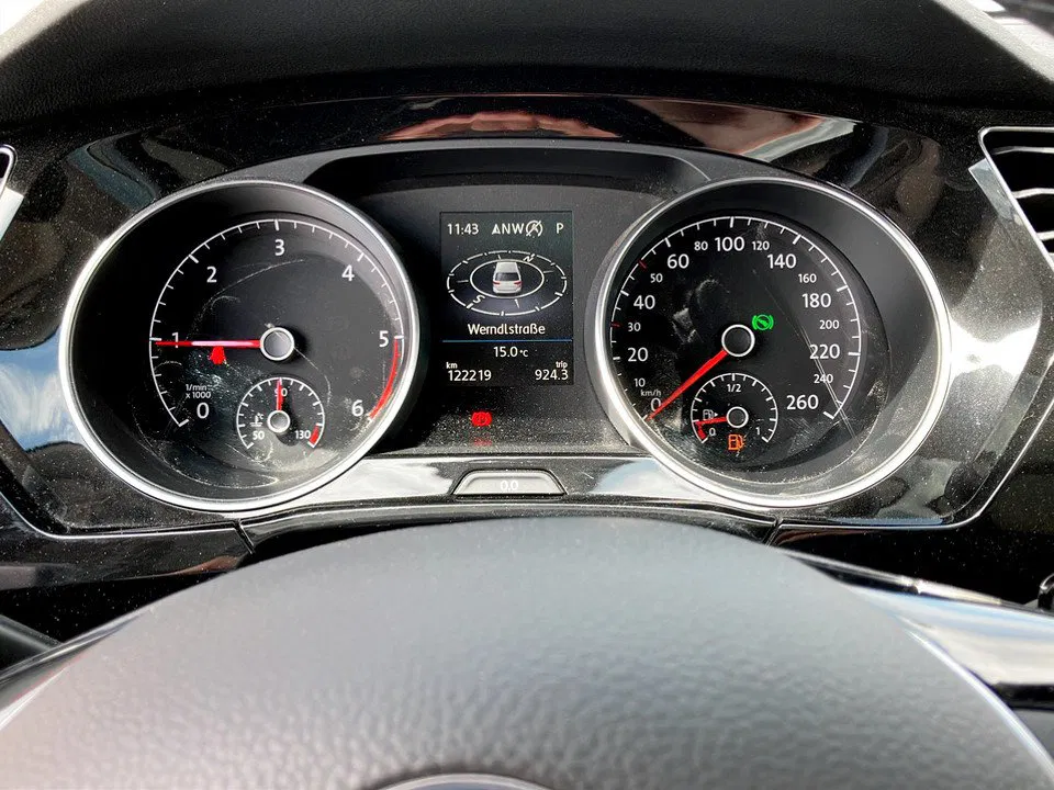 VW Touran 2.0 TDI HL DSG 7-SITZER | Bild 10 von 24