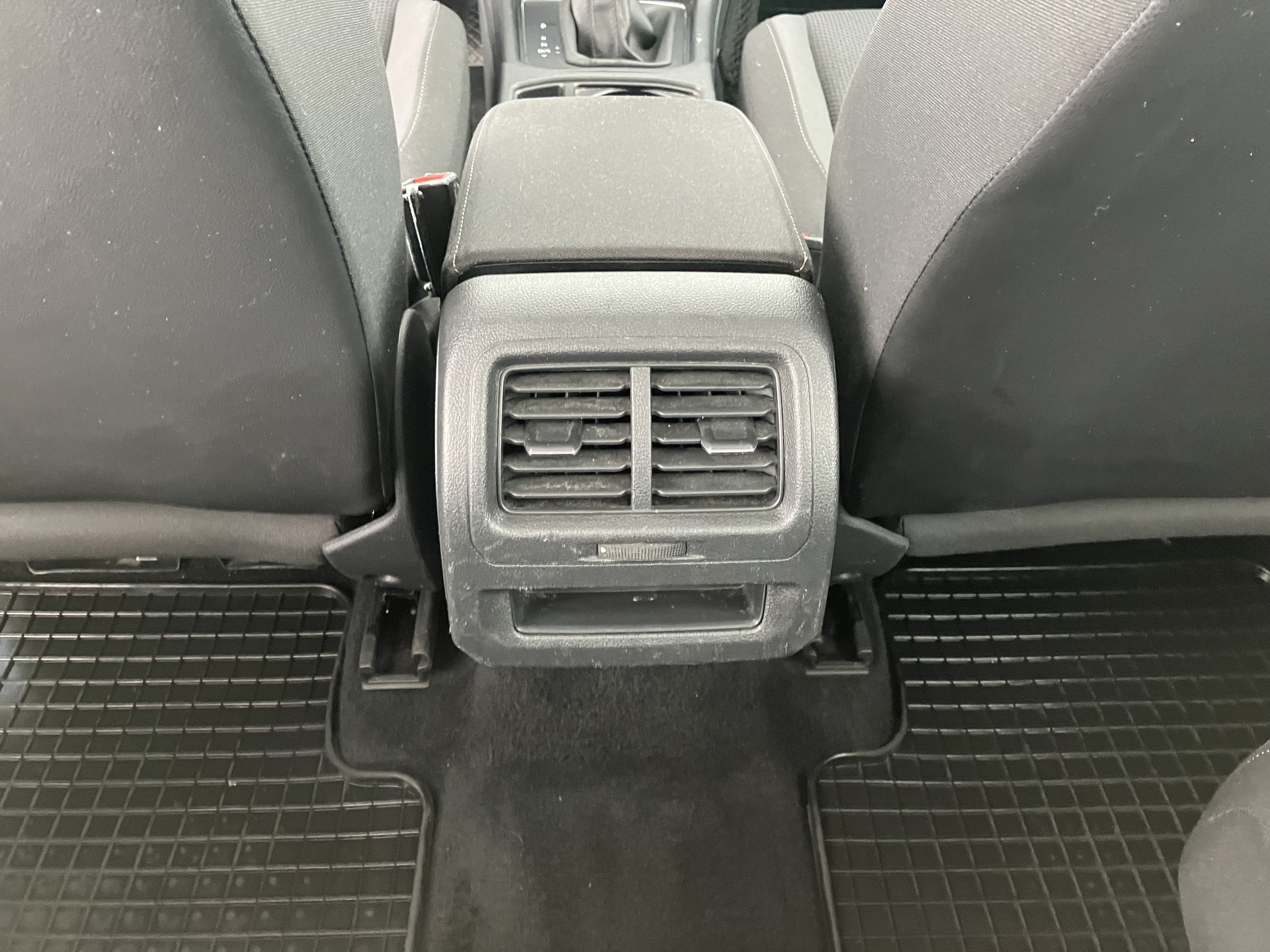 VW Touran 2.0 TDI BMT | Bild 19 von 31