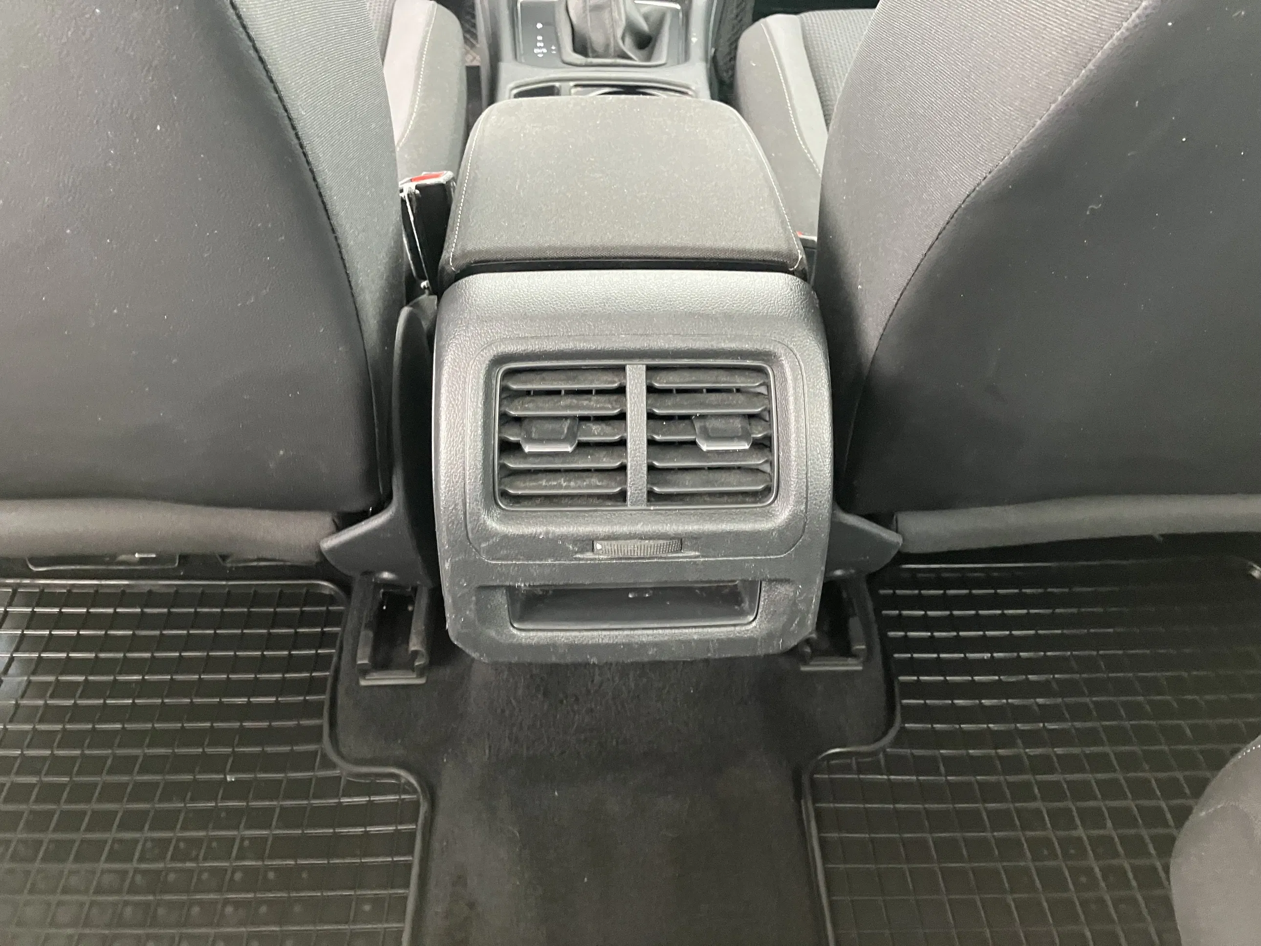 VW Touran 2.0 TDI BMT | Bild 28 von 31