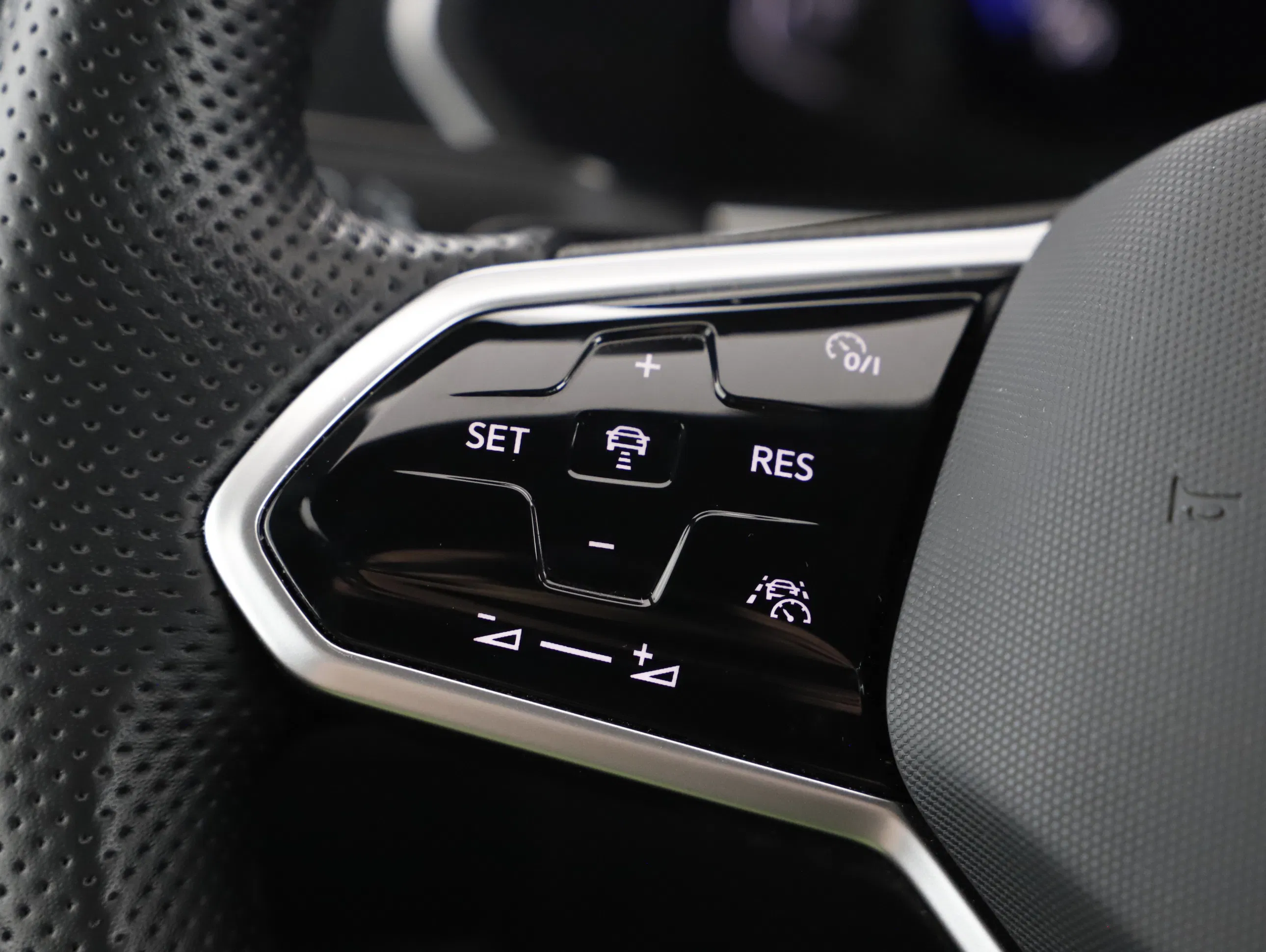 VW Tiguan 2.0 TDI BMT R-Line | Bild 14 von 21