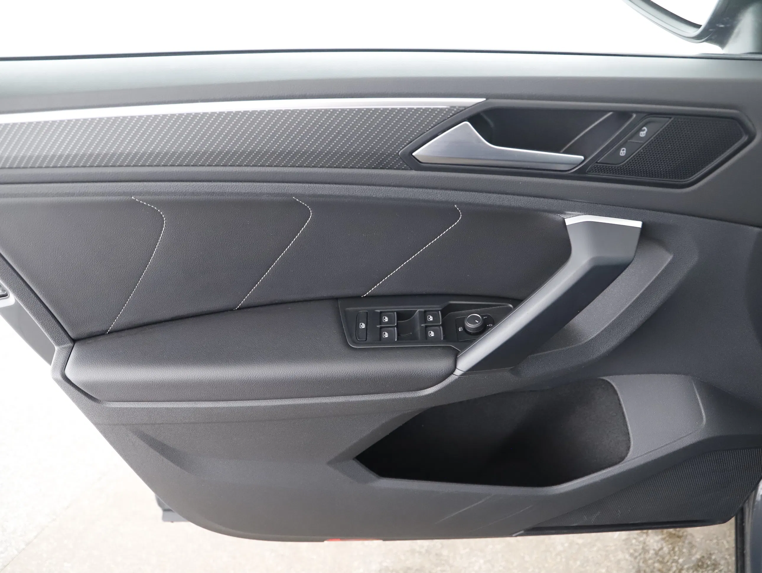 VW Tiguan 2.0 TDI BMT R-Line | Bild 17 von 21