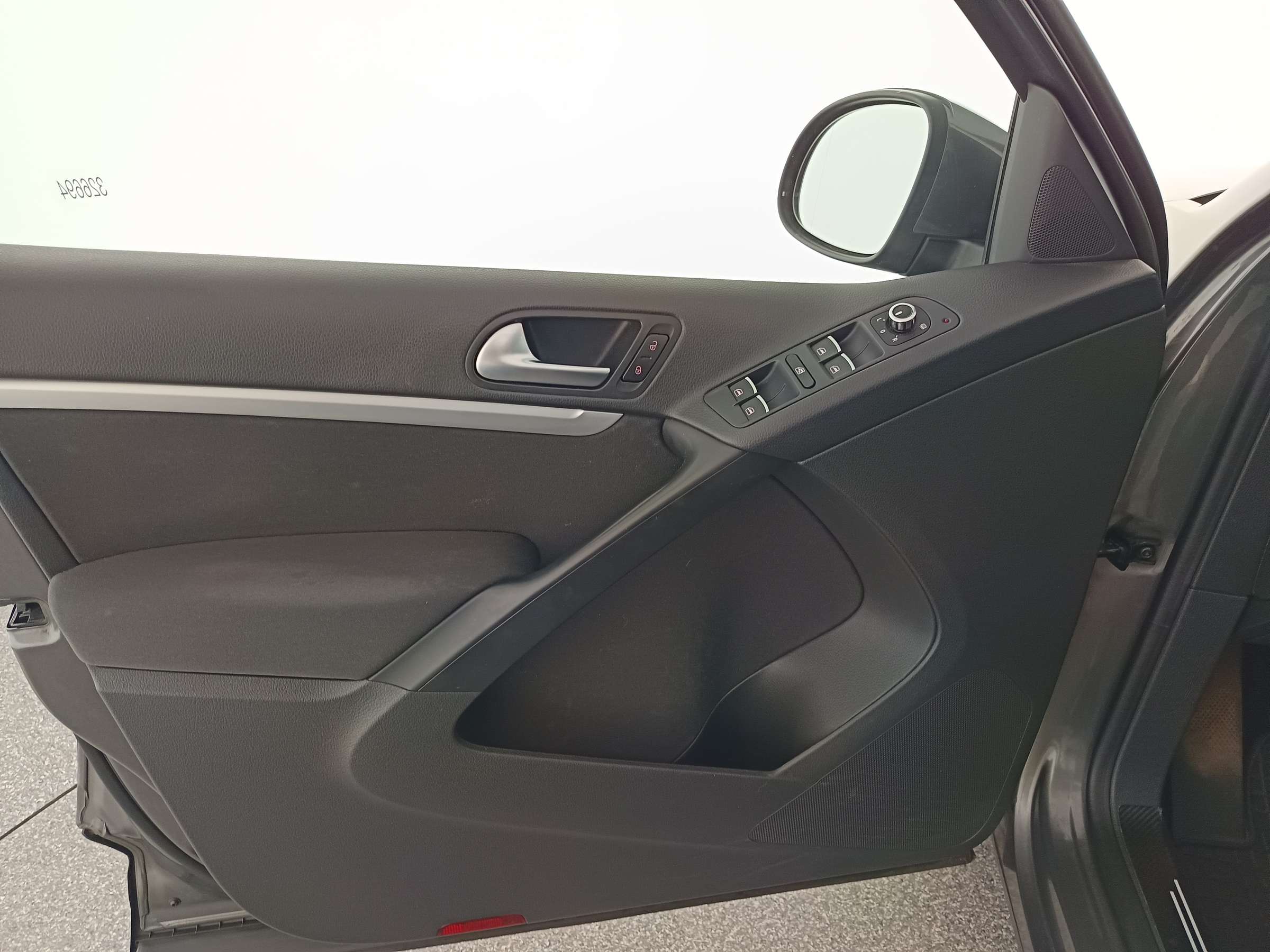 VW Tiguan 2.0 TDI BlueMotion Karat Tech | Bild 11 von 31