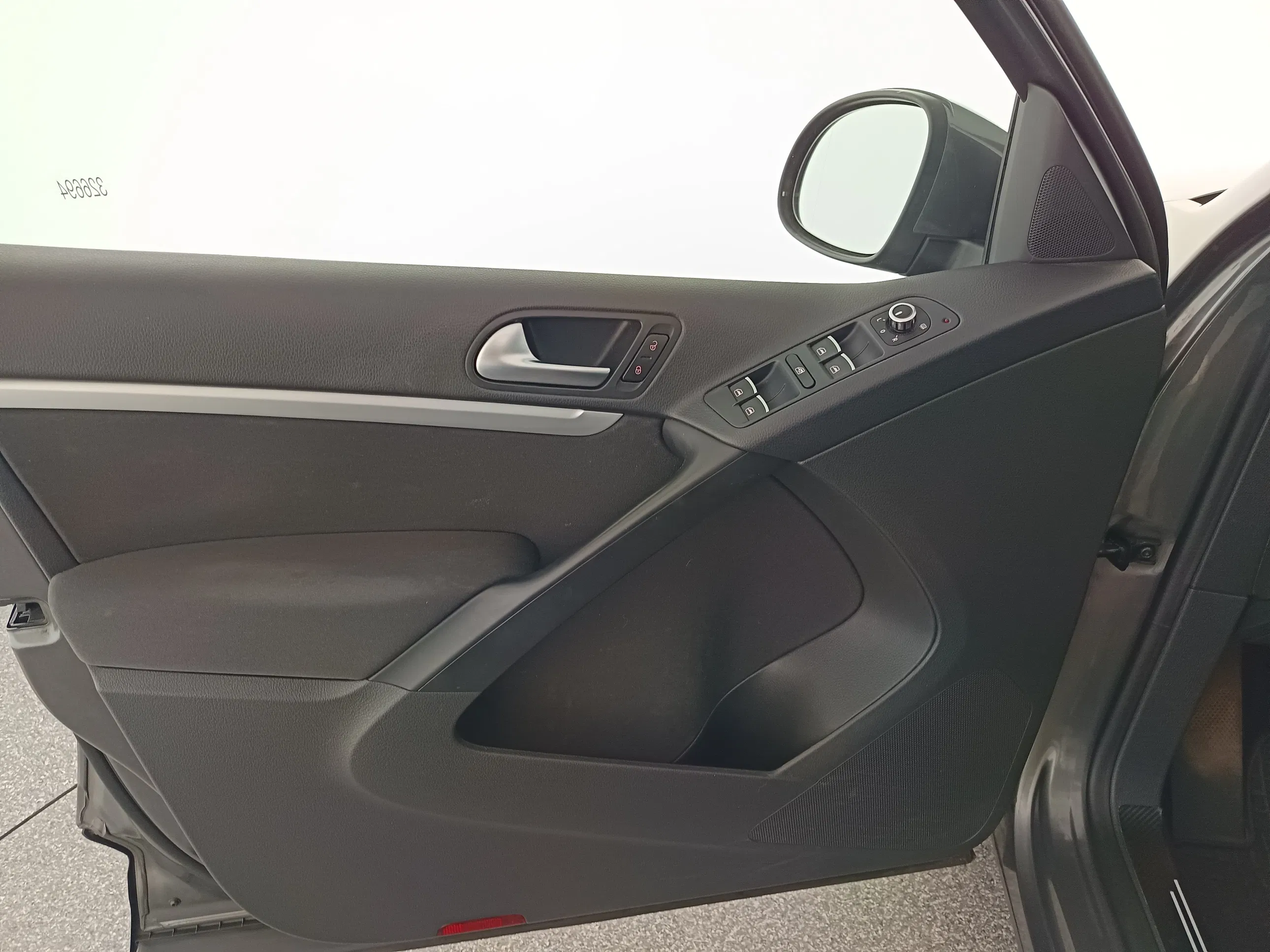 VW Tiguan 2.0 TDI BlueMotion Karat Tech | Bild 11 von 31