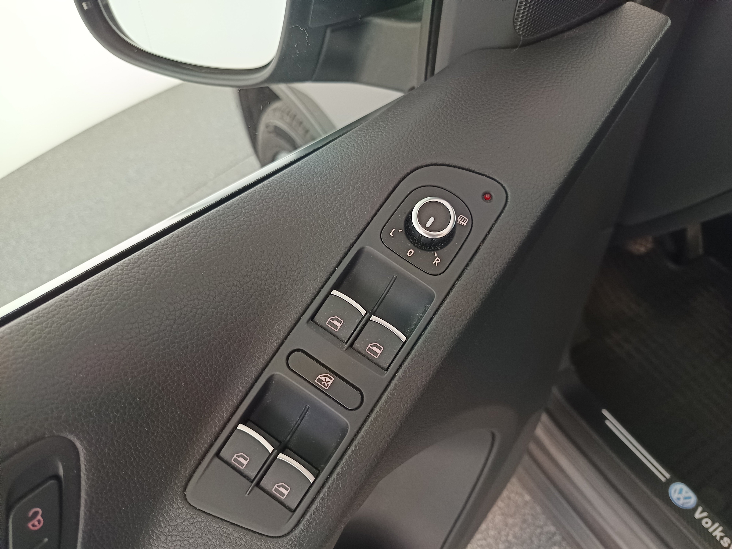 VW Tiguan 2.0 TDI BlueMotion Karat Tech | Bild 12 von 31