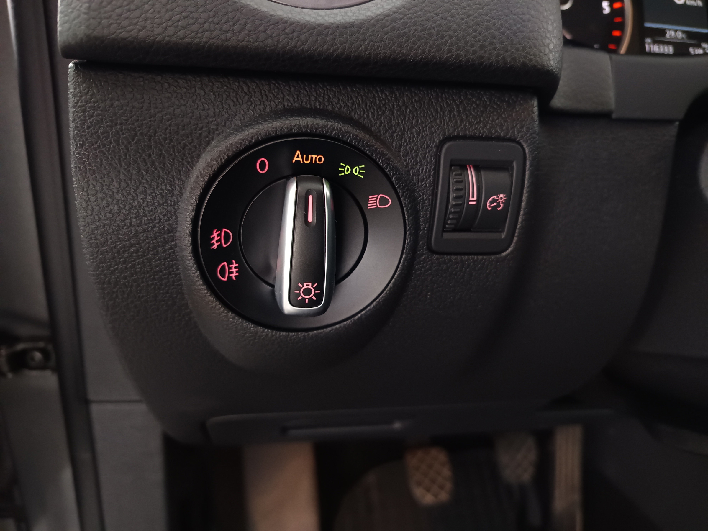 VW Tiguan 2.0 TDI BlueMotion Karat Tech | Bild 13 von 31