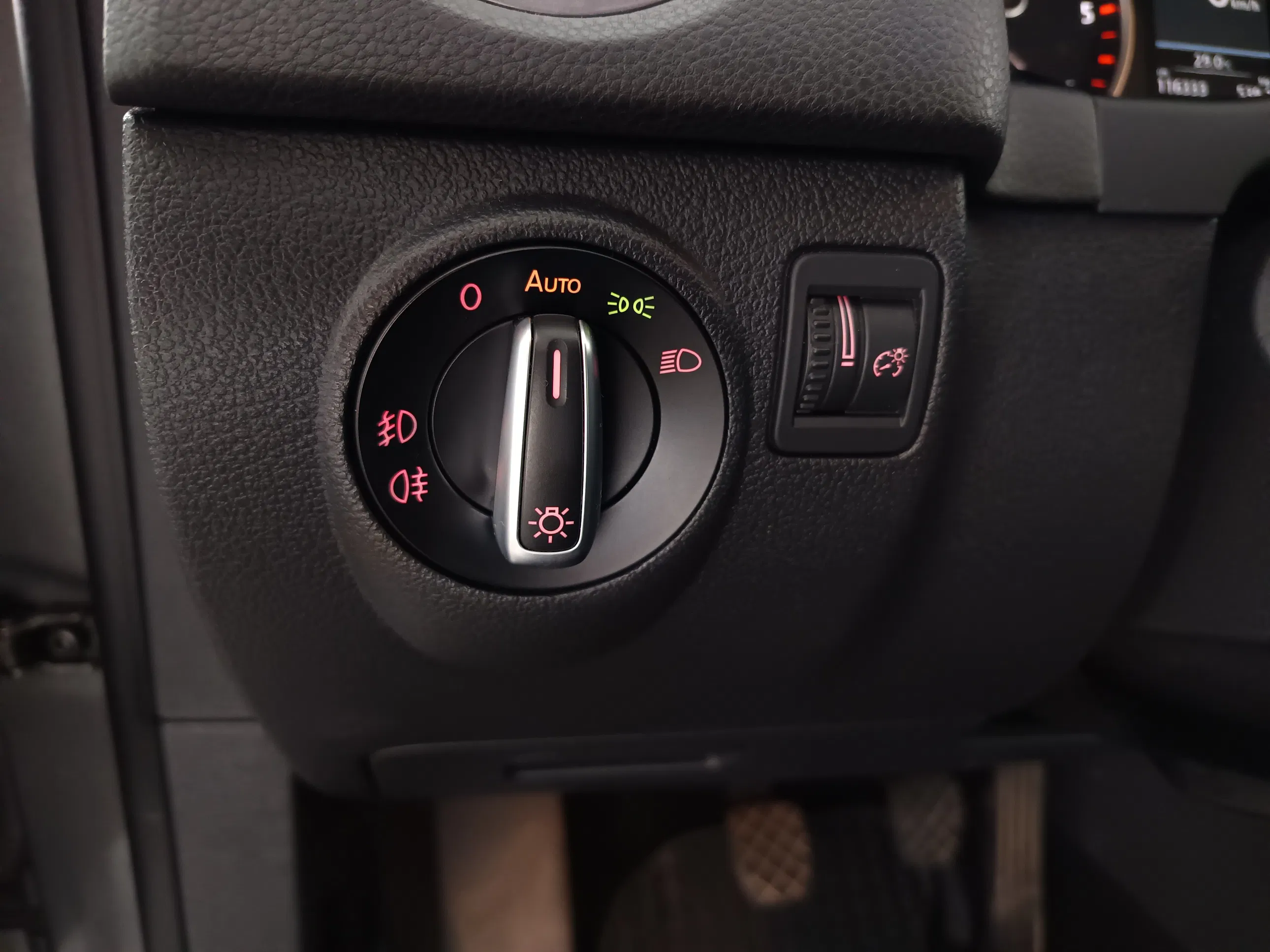 VW Tiguan 2.0 TDI BlueMotion Karat Tech | Bild 13 von 31