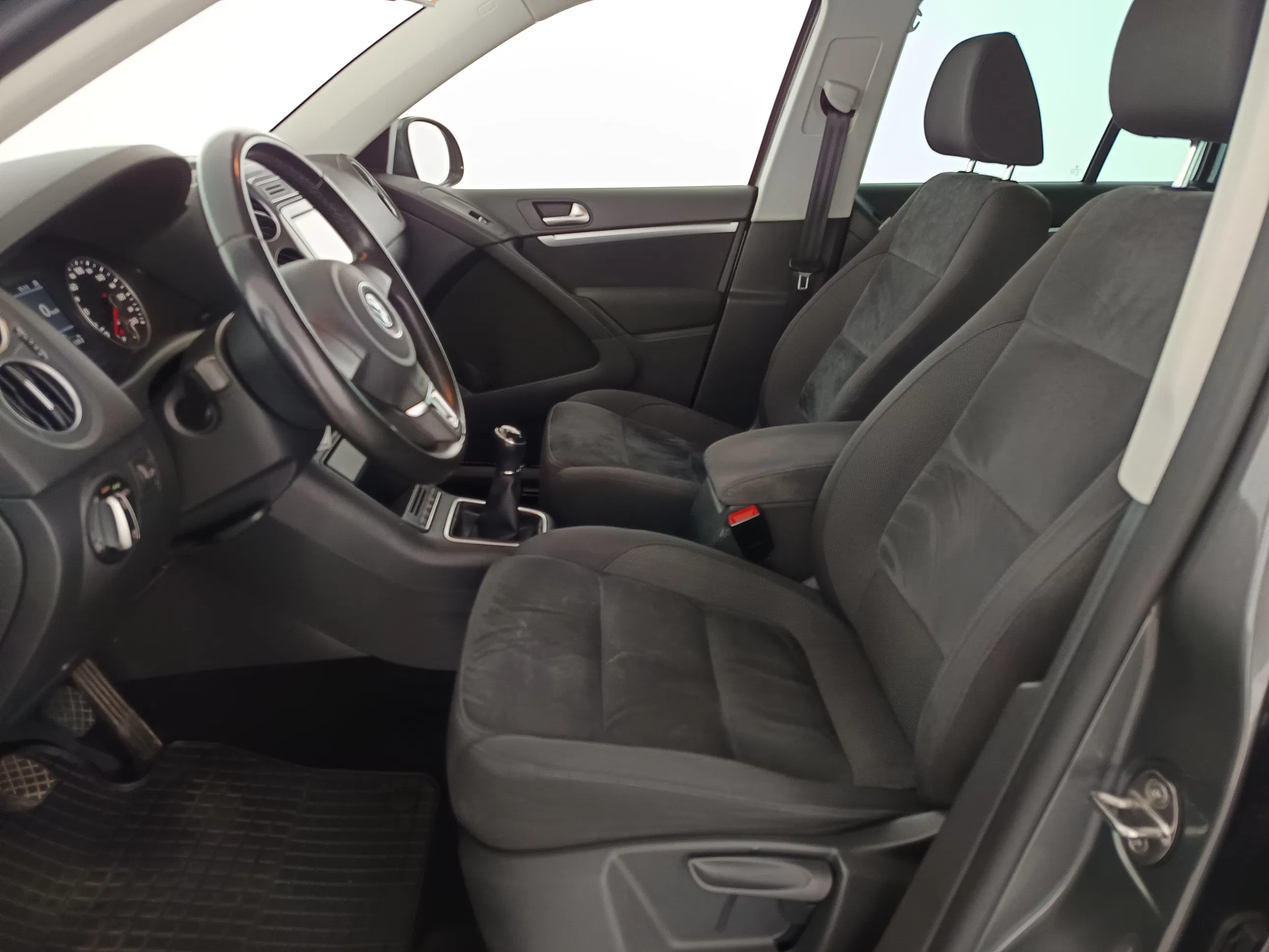 VW Tiguan 2.0 TDI BlueMotion Karat Tech | Bild 14 von 31