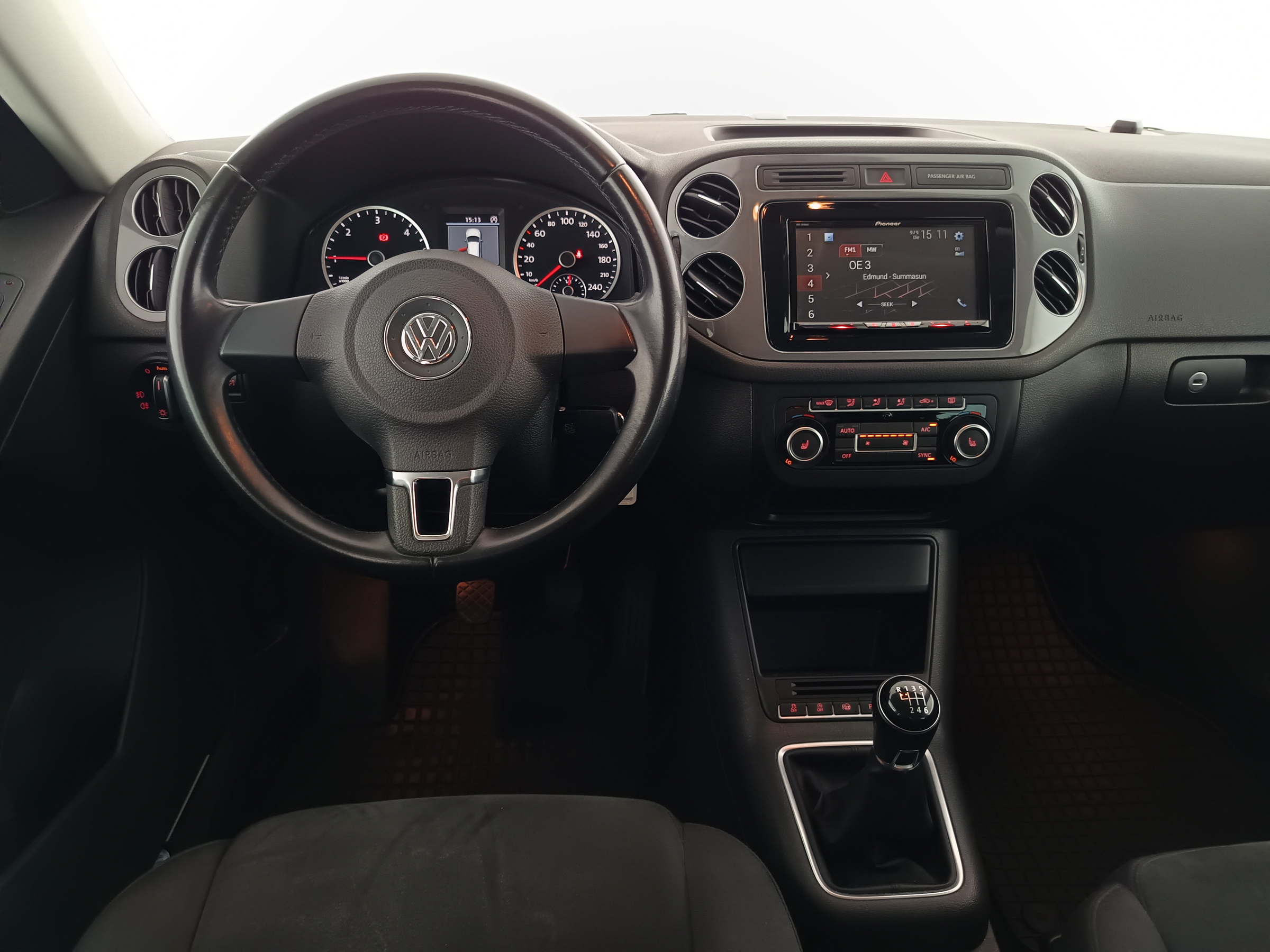 VW Tiguan 2.0 TDI BlueMotion Karat Tech | Bild 15 von 31