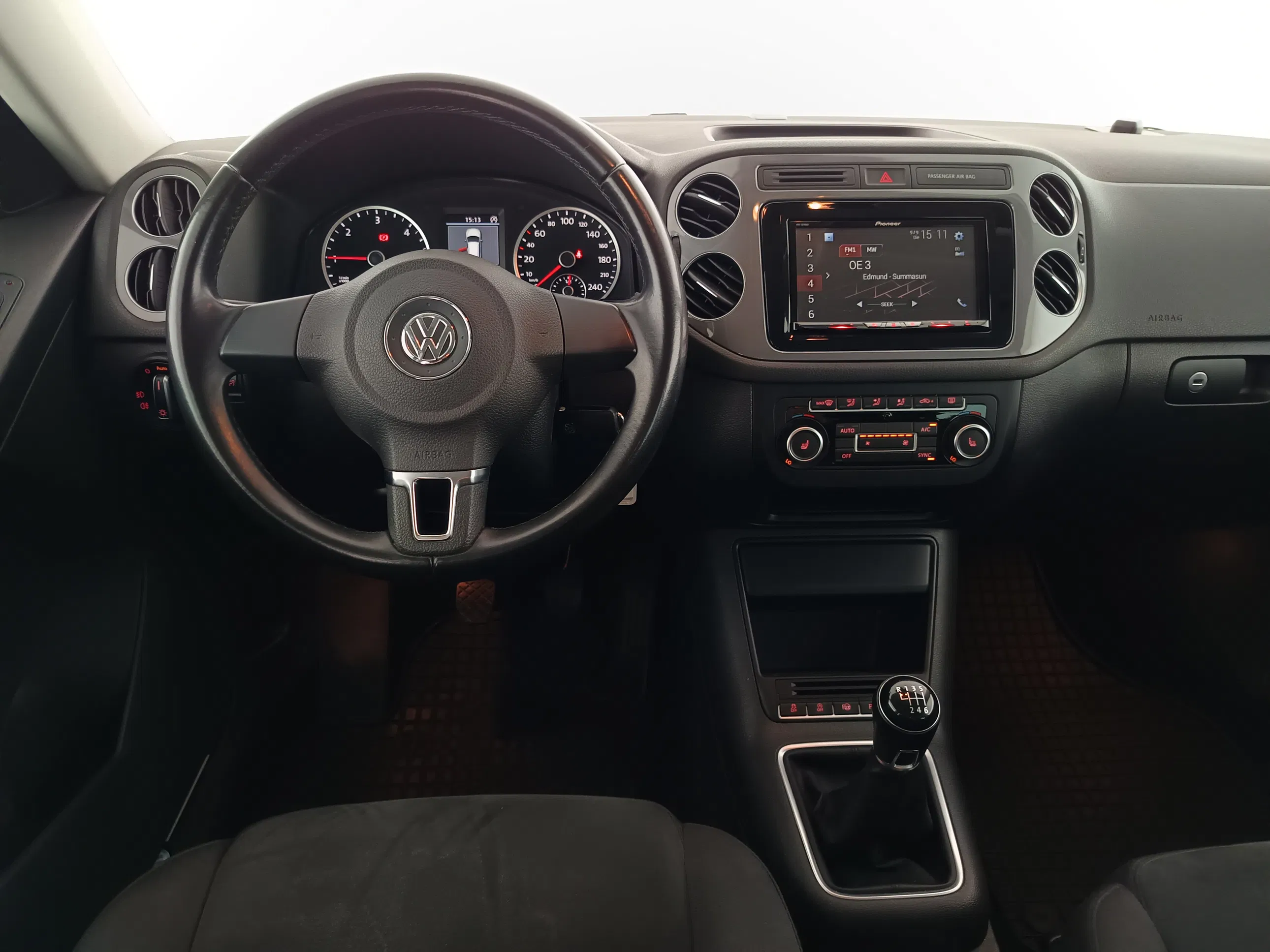 VW Tiguan 2.0 TDI BlueMotion Karat Tech | Bild 15 von 31