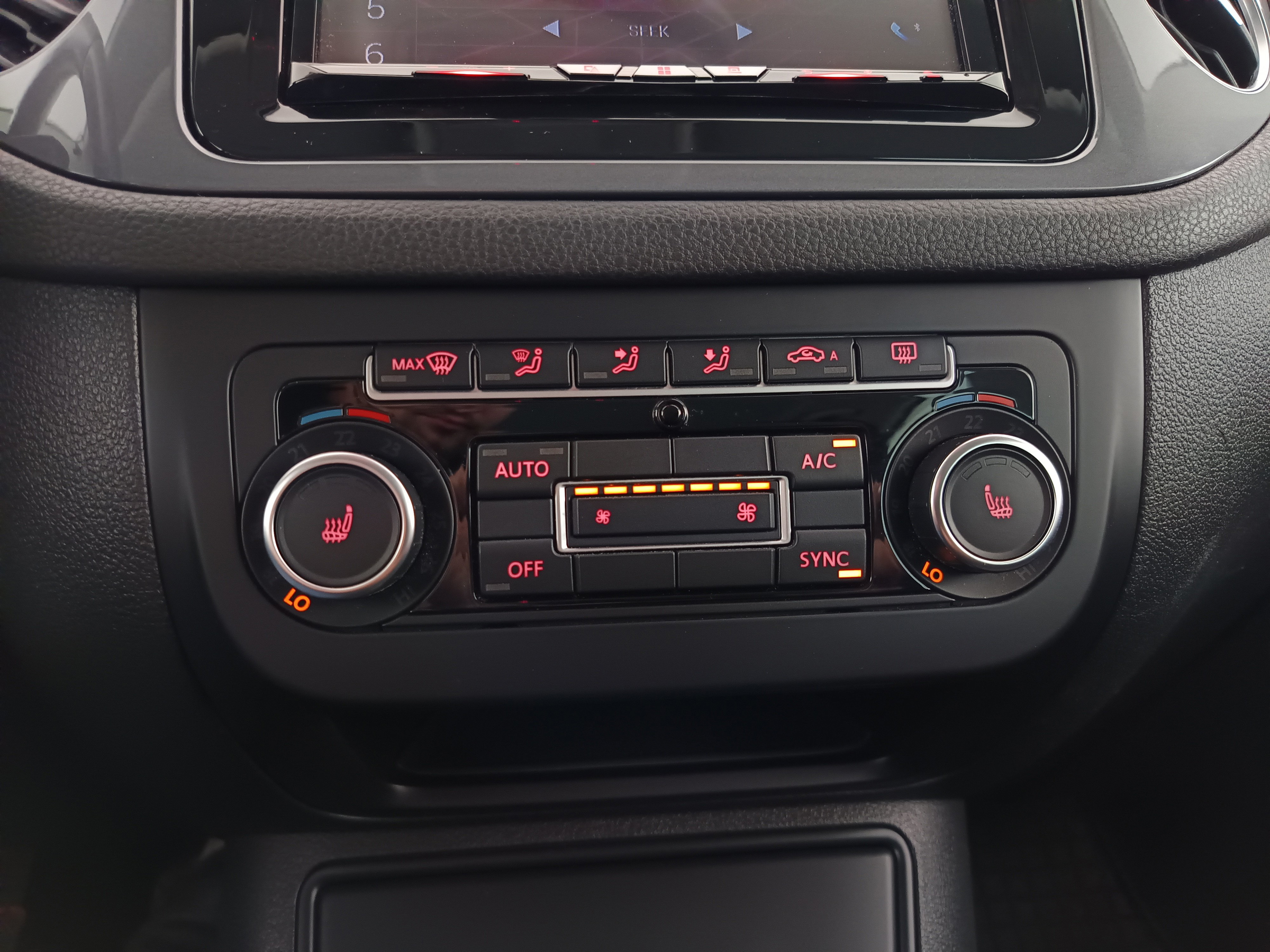 VW Tiguan 2.0 TDI BlueMotion Karat Tech | Bild 22 von 31