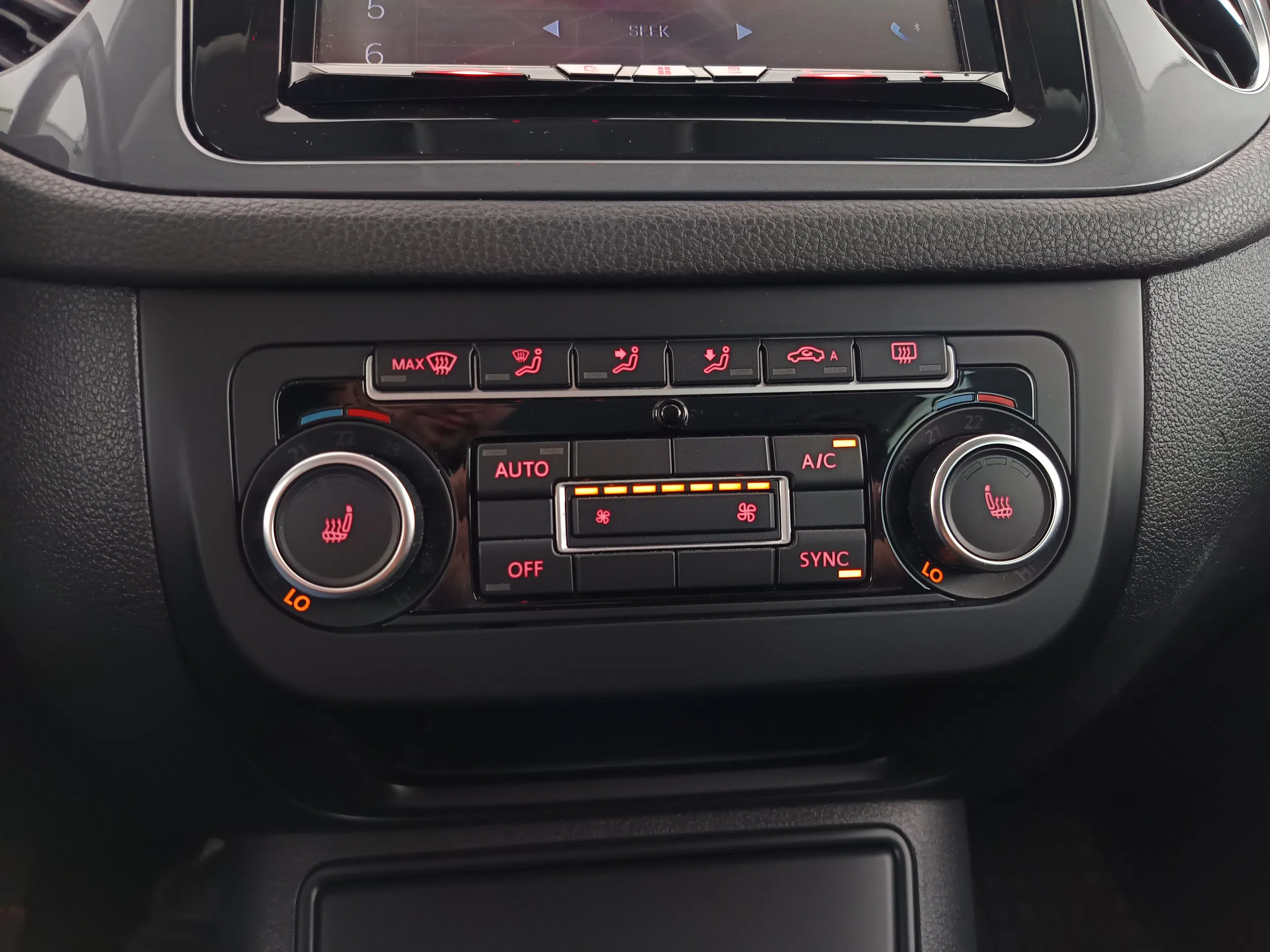 VW Tiguan 2.0 TDI BlueMotion Karat Tech | Bild 22 von 31