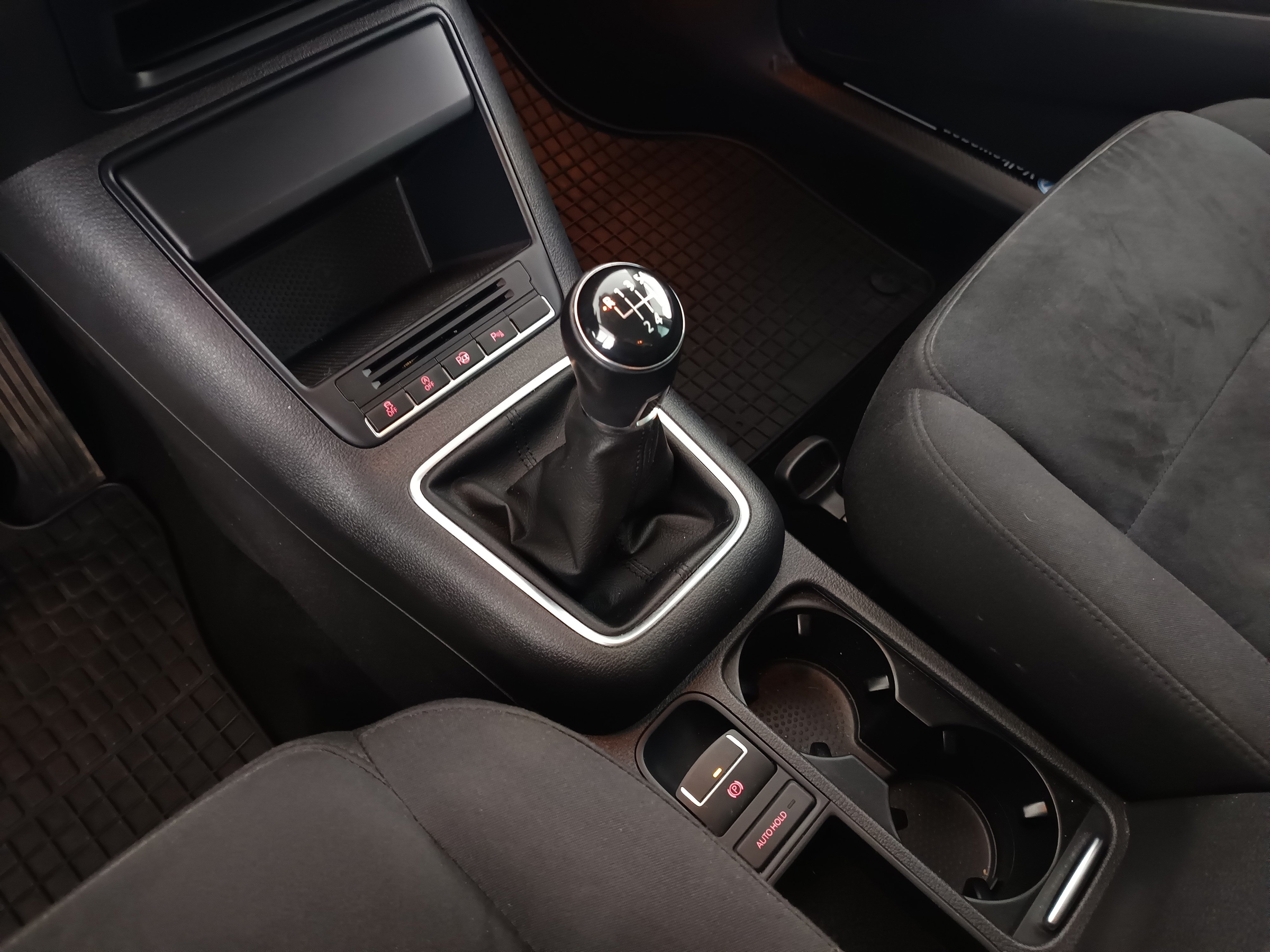 VW Tiguan 2.0 TDI BlueMotion Karat Tech | Bild 24 von 31