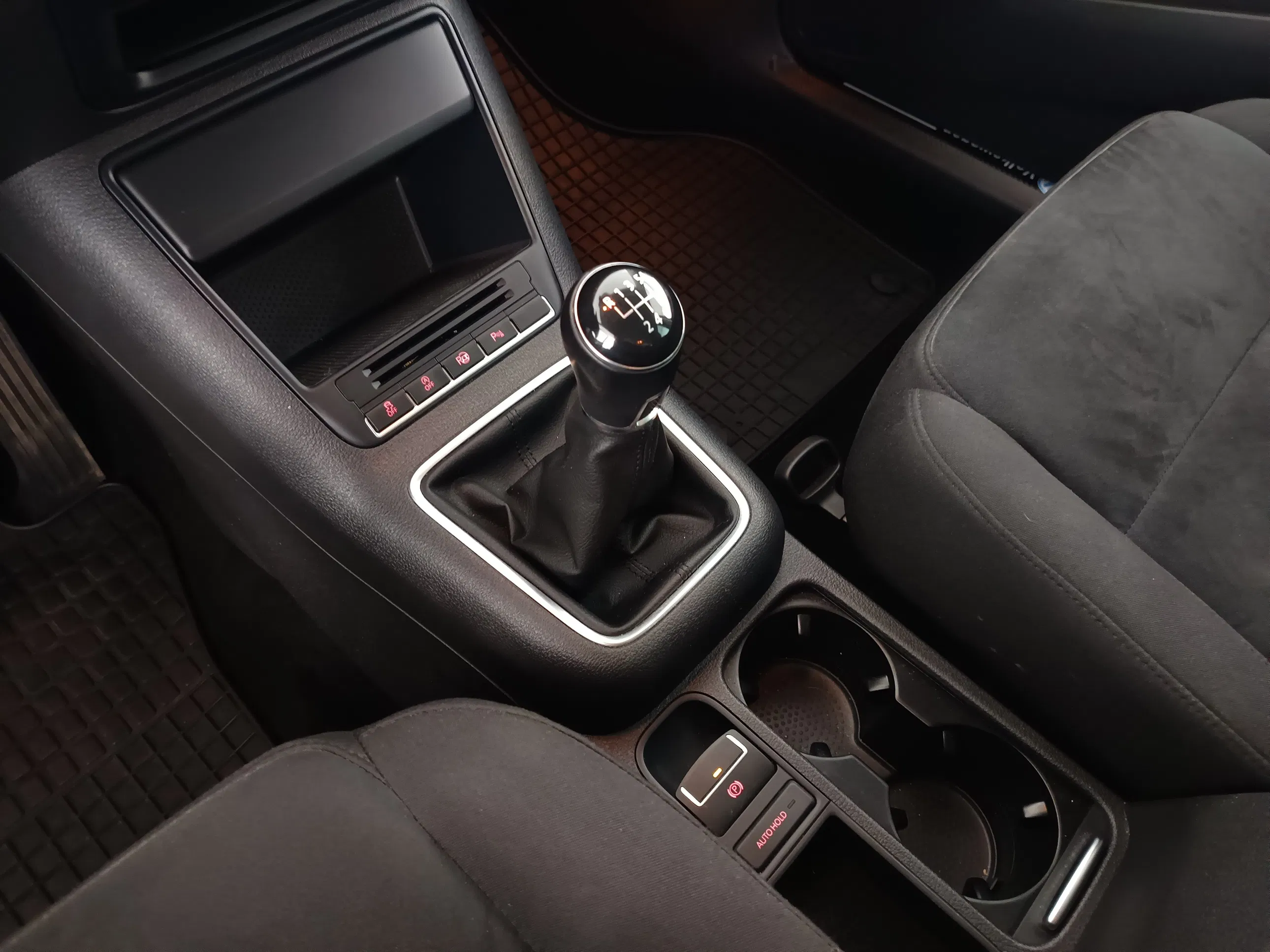 VW Tiguan 2.0 TDI BlueMotion Karat Tech | Bild 24 von 31