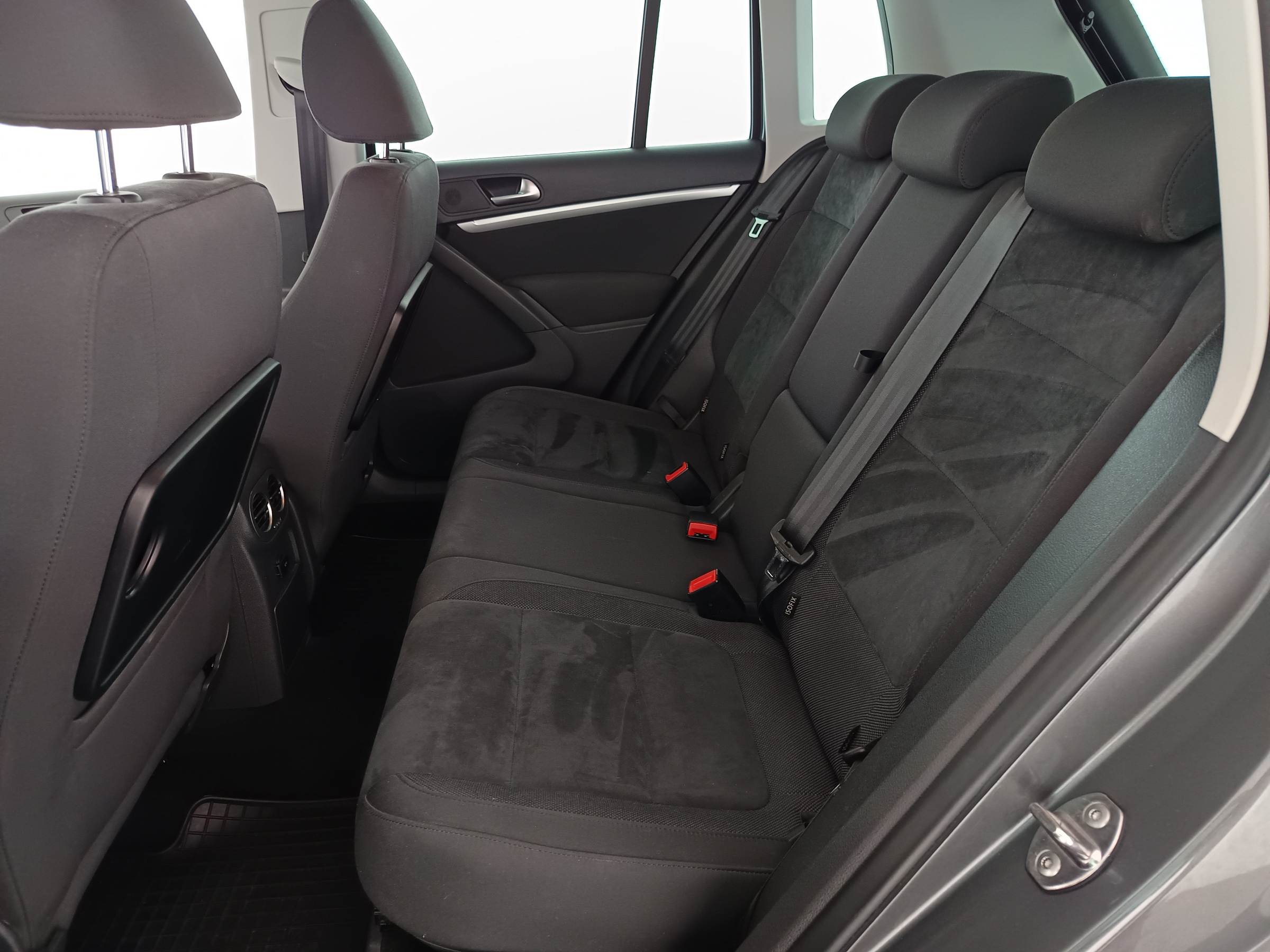 VW Tiguan 2.0 TDI BlueMotion Karat Tech | Bild 25 von 31