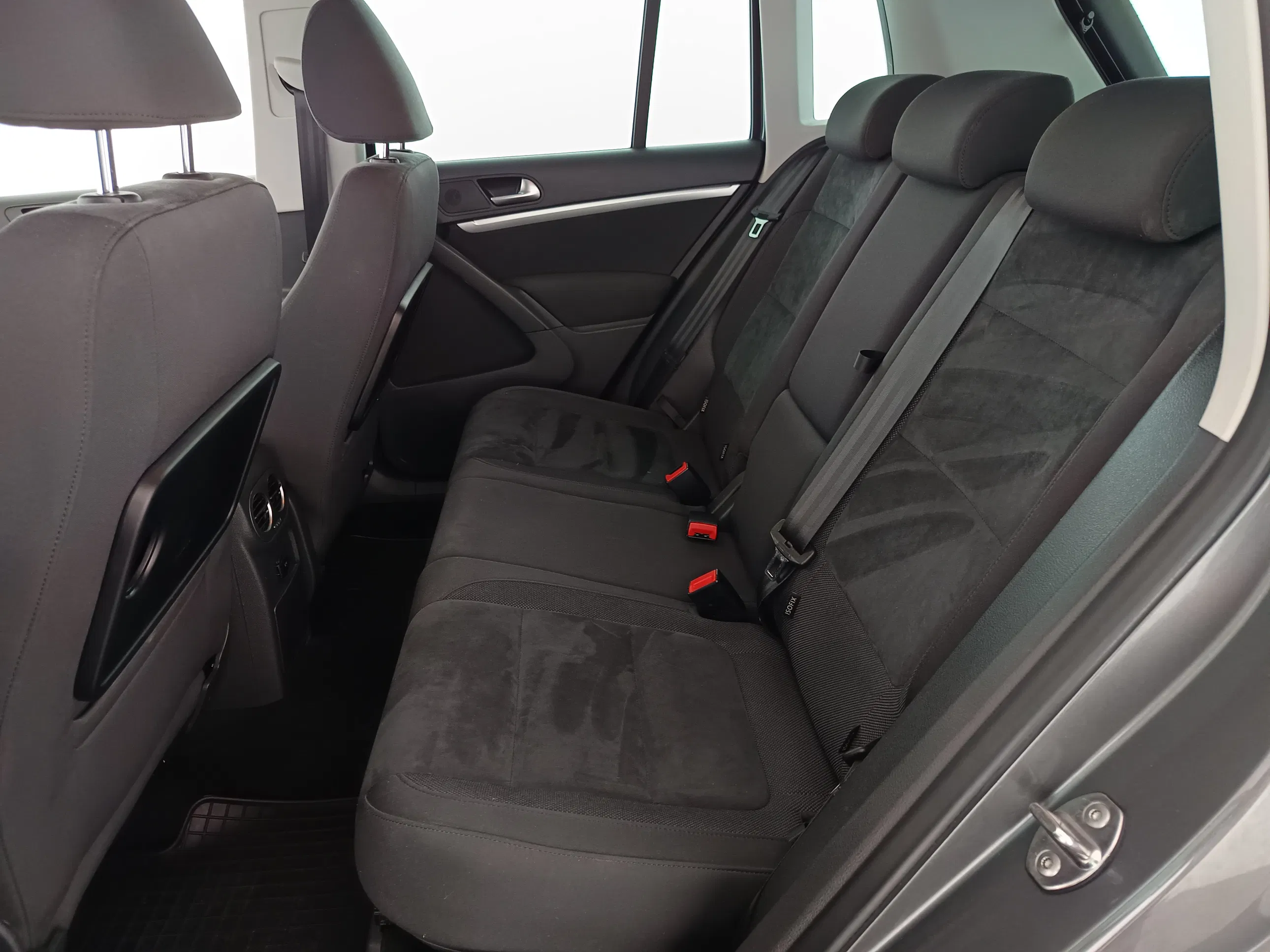 VW Tiguan 2.0 TDI BlueMotion Karat Tech | Bild 25 von 31