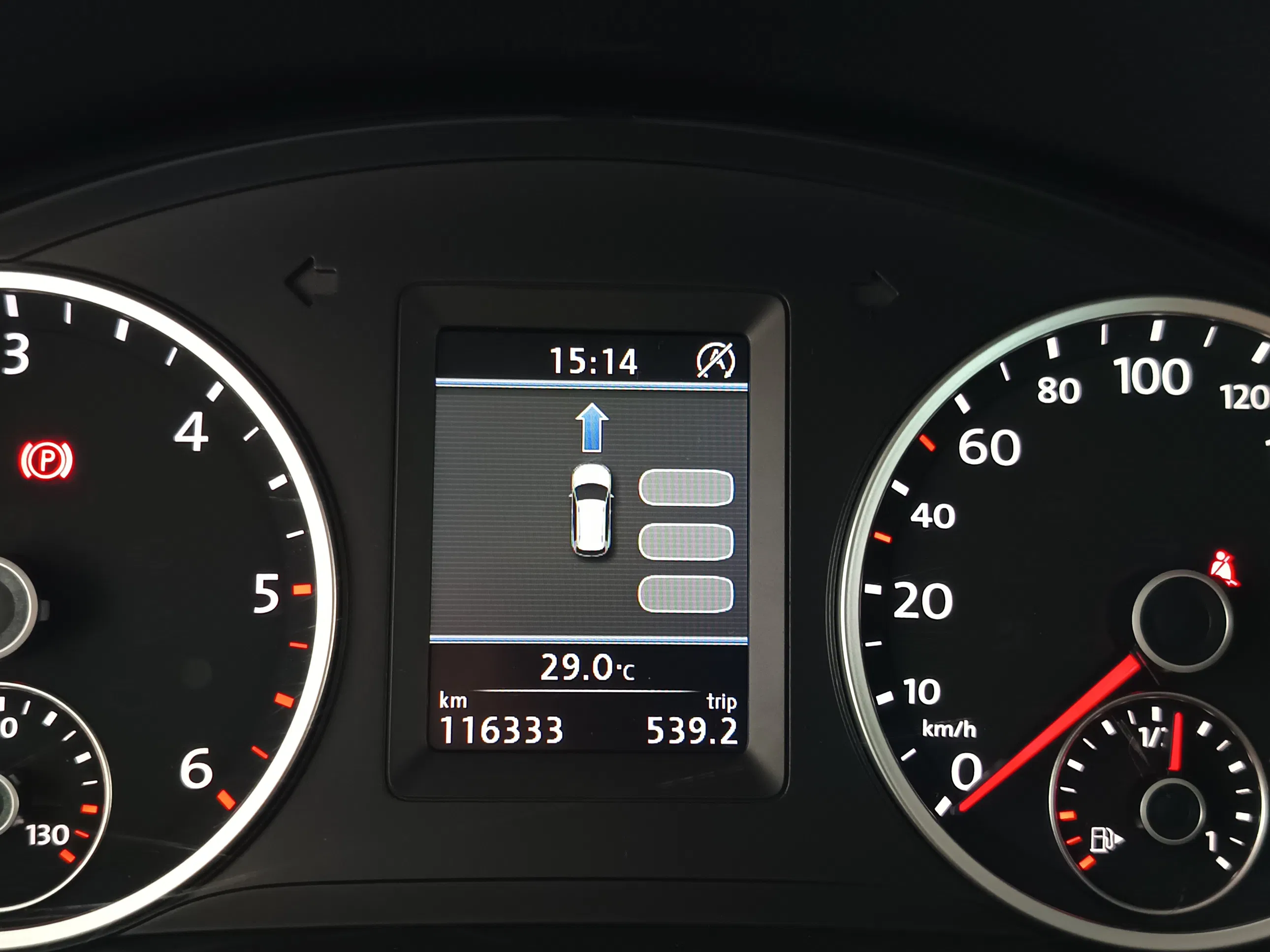 VW Tiguan 2.0 TDI BlueMotion Karat Tech | Bild 28 von 31